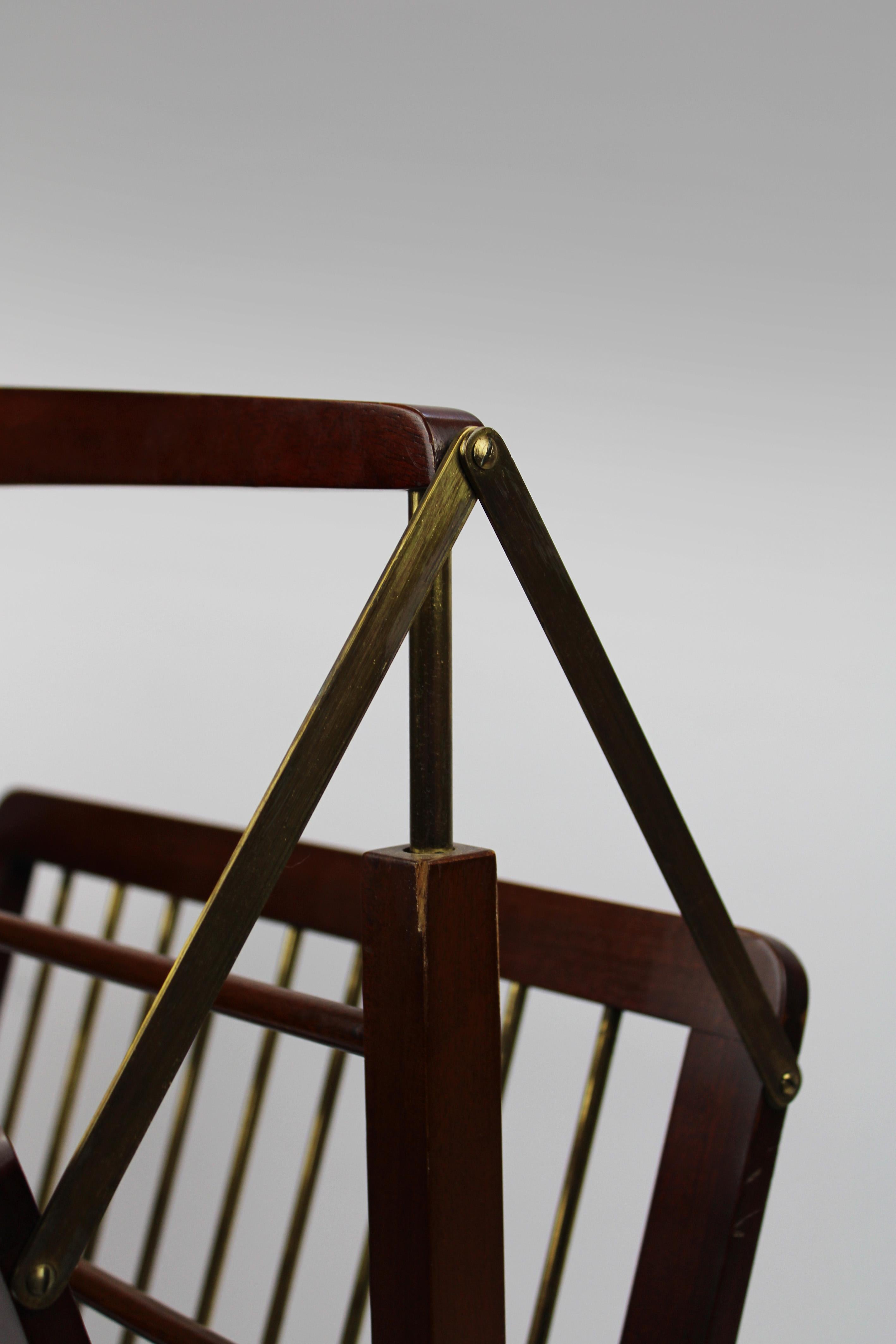 1960 Magazine rack in Walnut and Brass by Cesare Lacca Italy For Sale 3