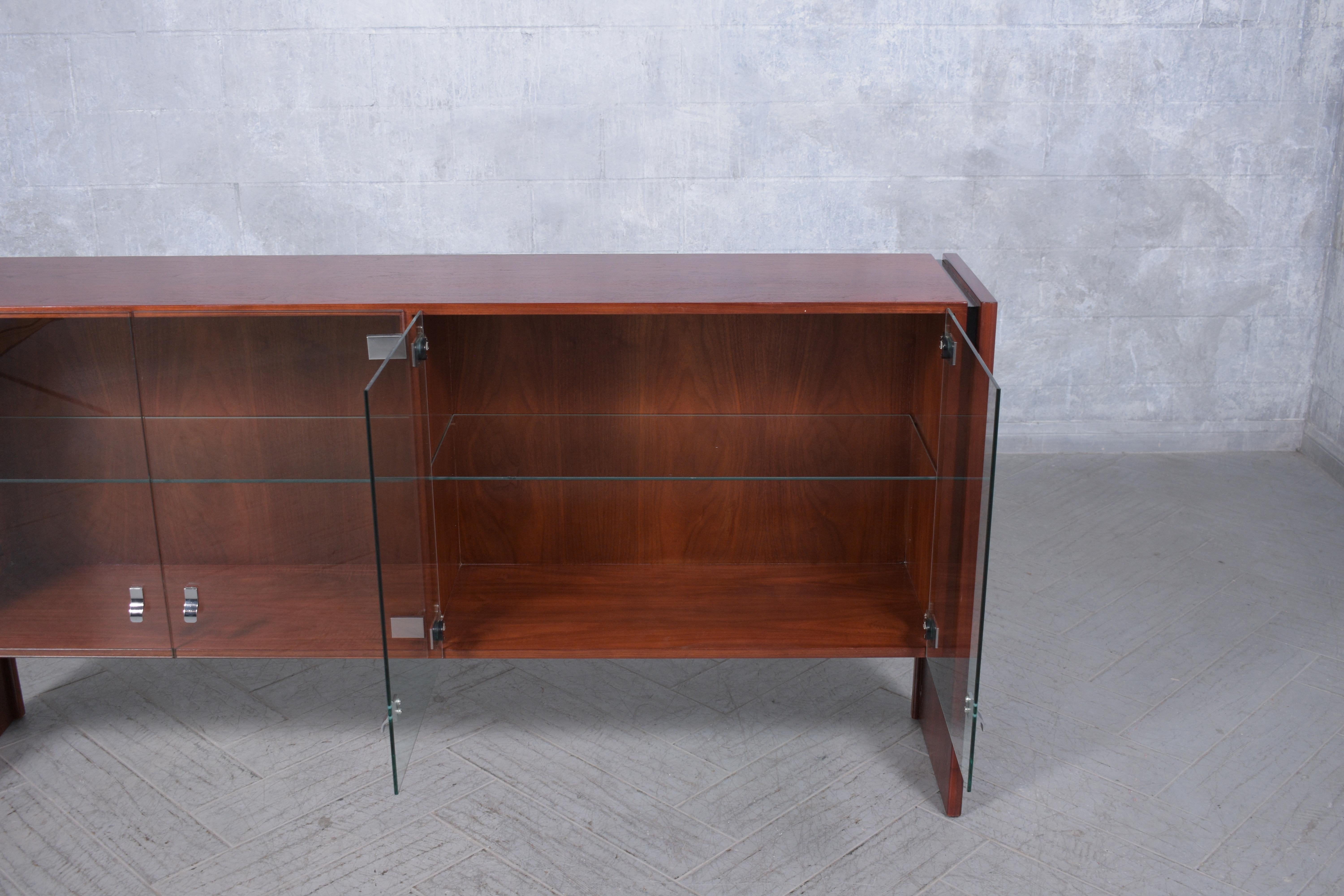Mid-Century Modern Cabinet en acajou restauré des années 1960 : Elegance du milieu du siècle et Modern Flair en vente