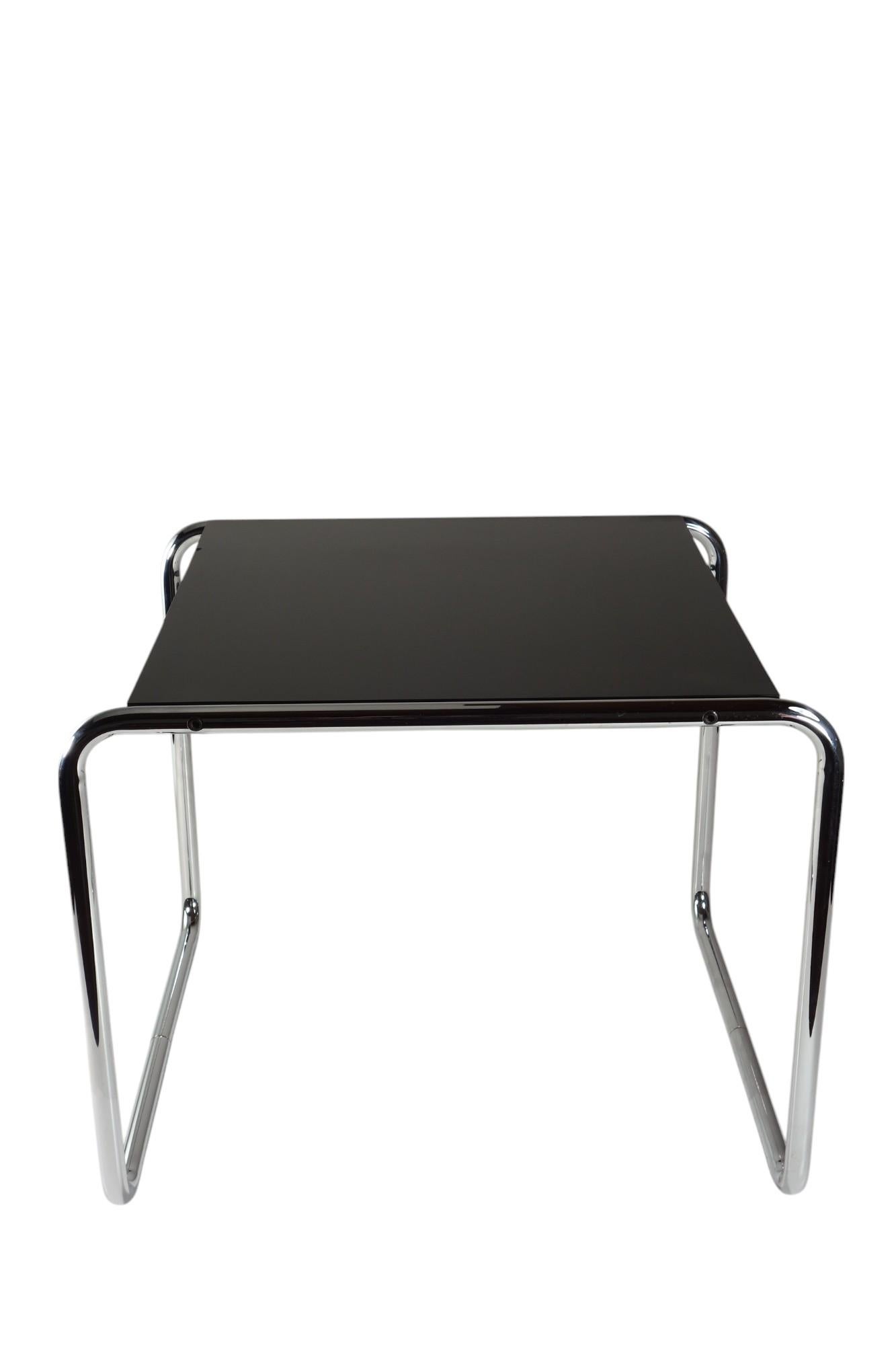 B9 Tabelle
Marcel Breuer
Gavina
1960

Verchromtes Metall und schwarzes Laminat
Aufkleber Label 