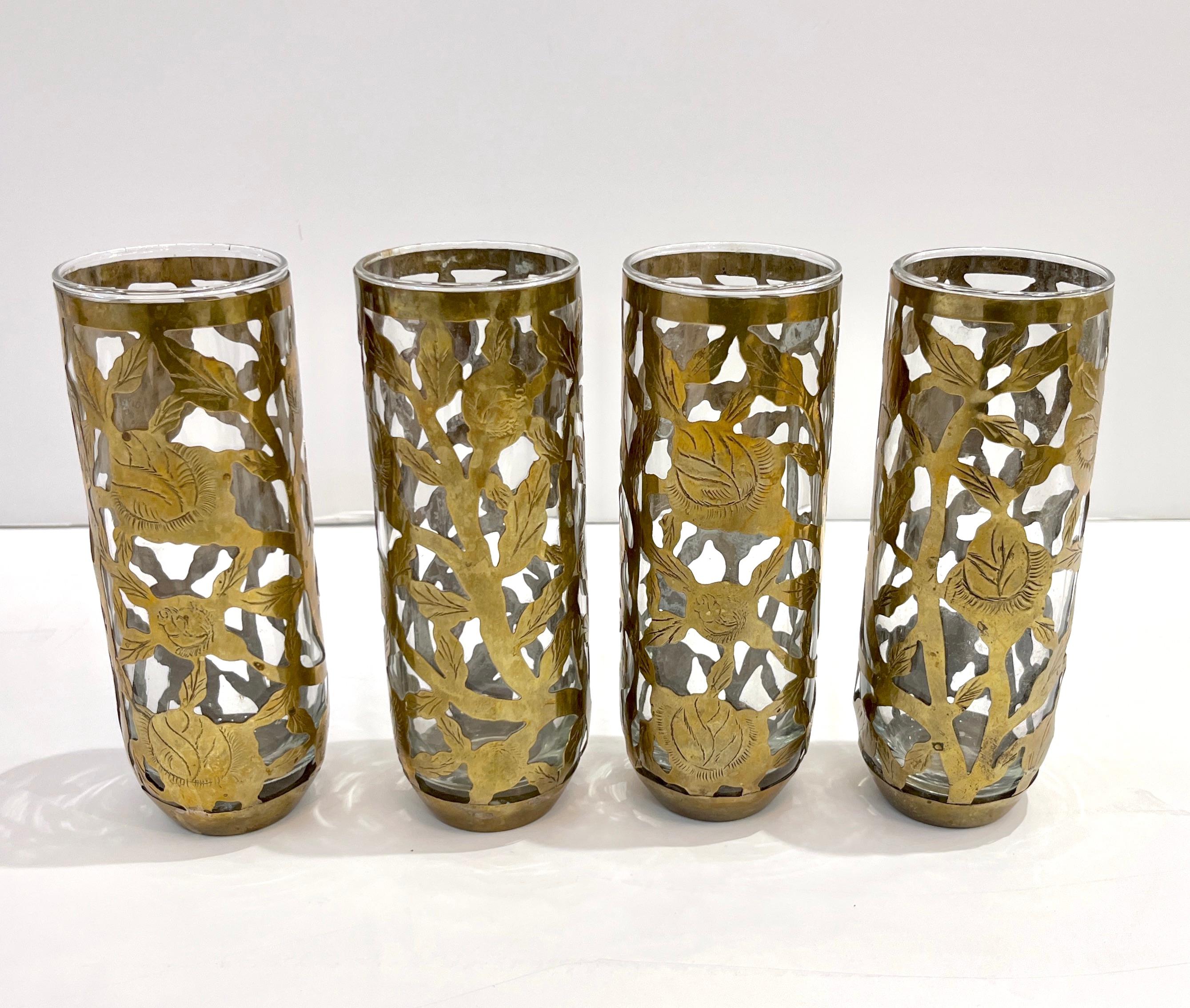 Mid-Century Modern 1960 Mexican Set 4 Drinking Glasses Encased in Etched Cutwork Floral Brass Decor en vente