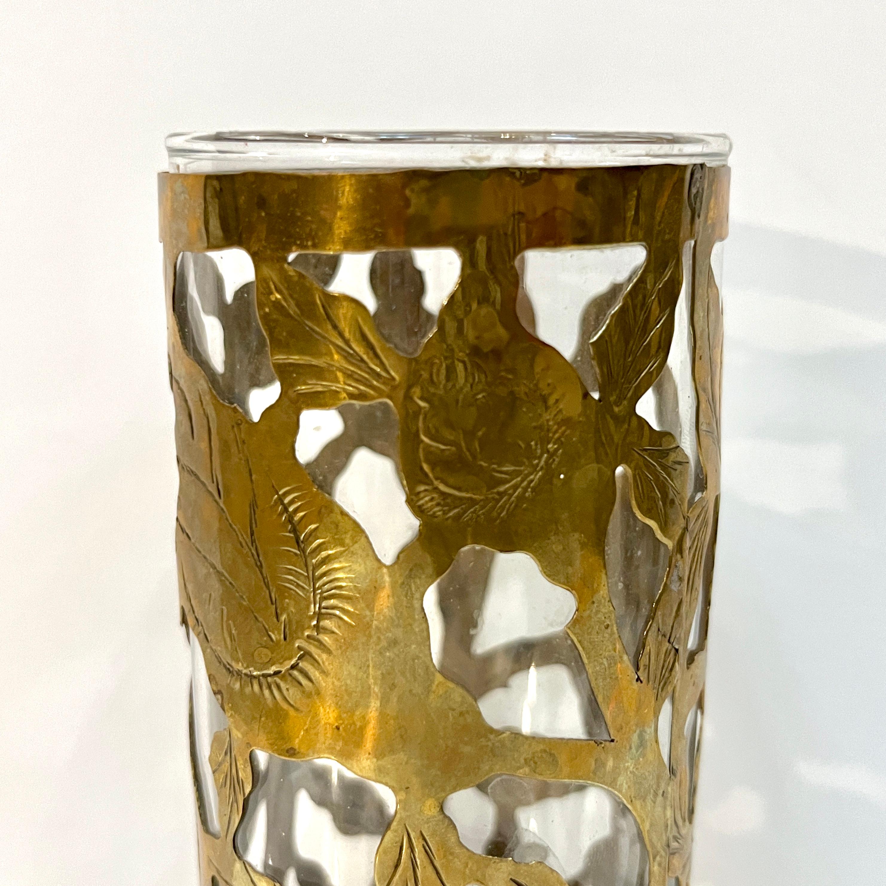 Fait main 1960 Mexican Set 4 Drinking Glasses Encased in Etched Cutwork Floral Brass Decor en vente