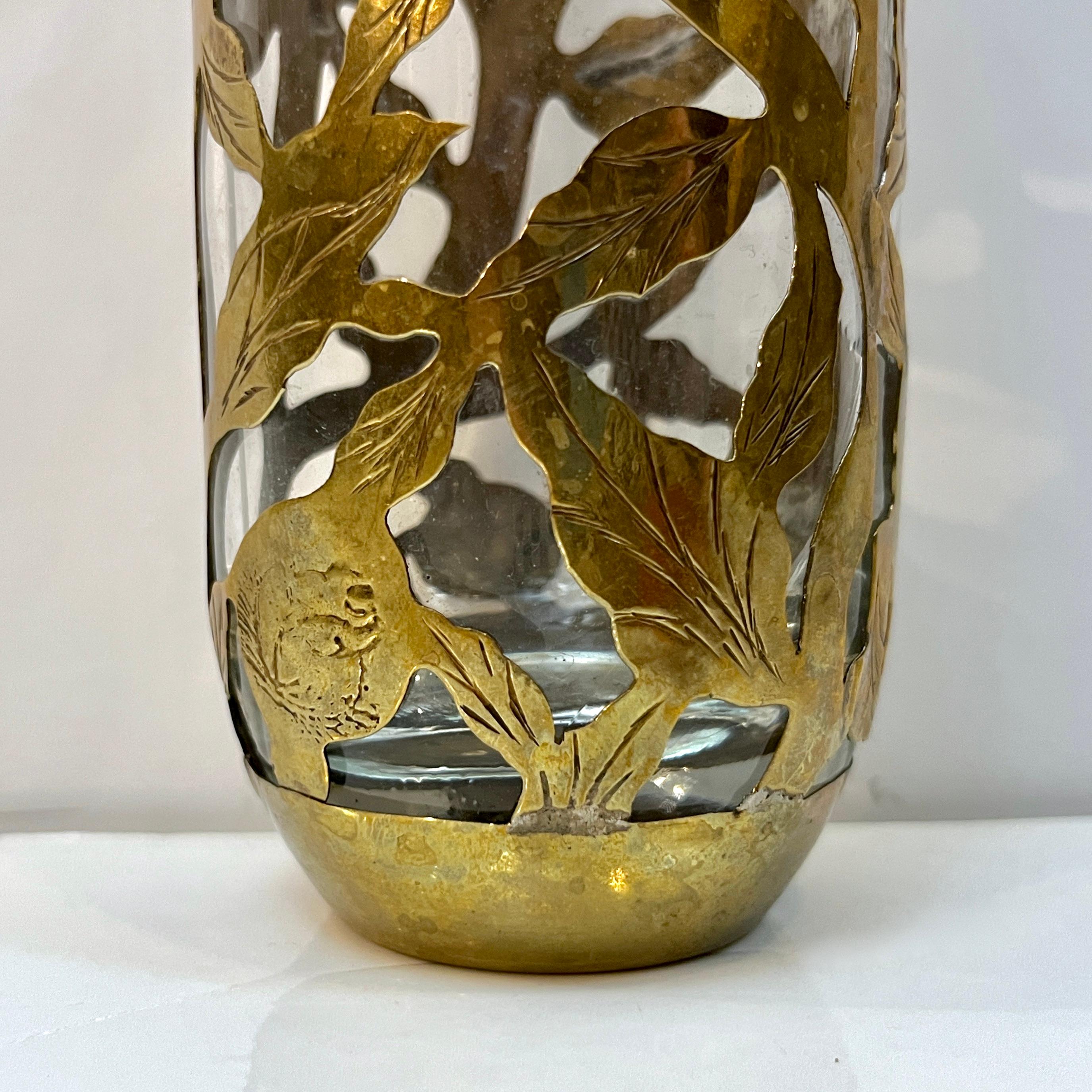 1960 Mexican Set 4 Drinking Glasses Encased in Etched Cutwork Floral Brass Decor Bon état - En vente à New York, NY