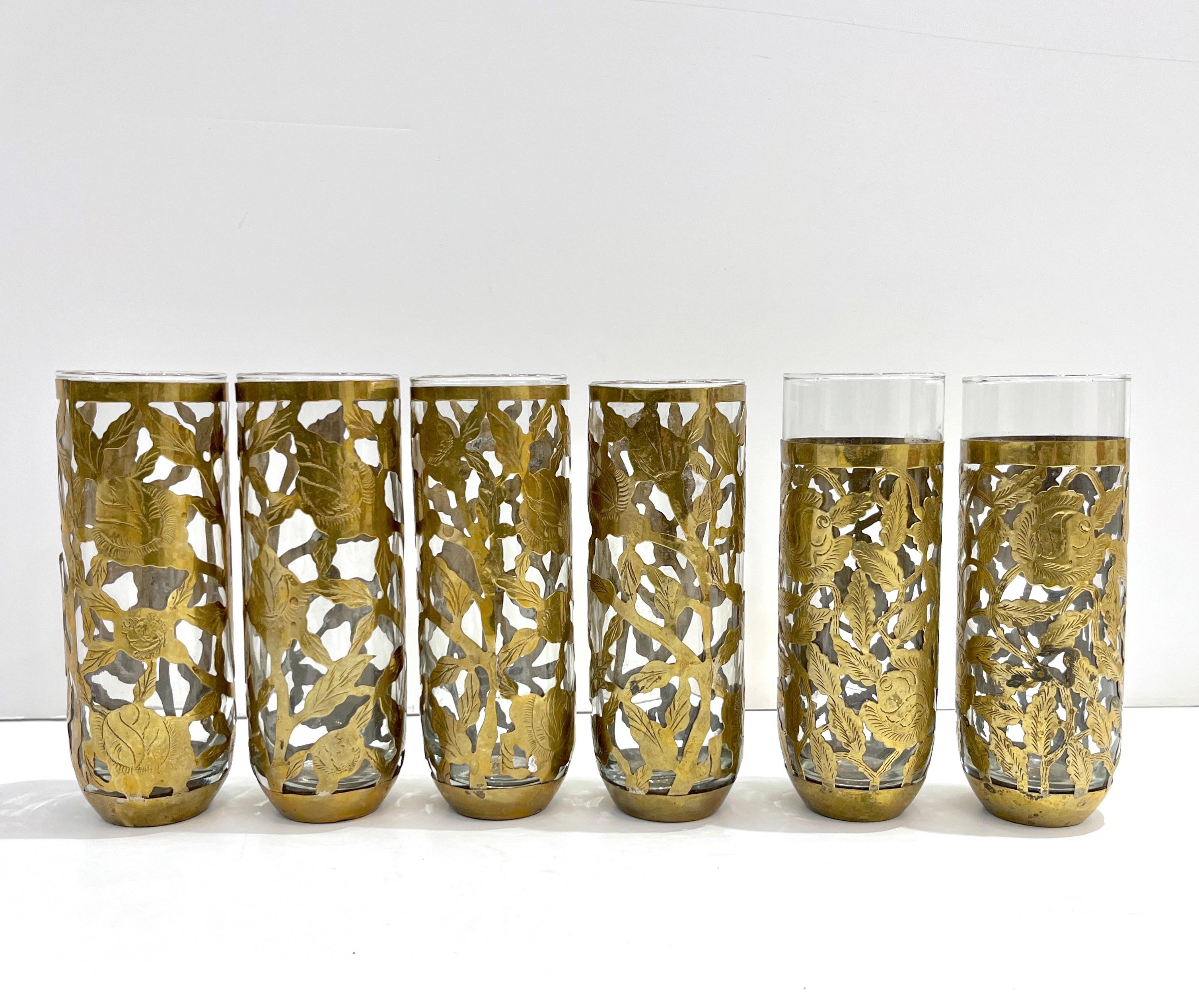 Laiton 1960 Mexican Set 4 Drinking Glasses Encased in Etched Cutwork Floral Brass Decor en vente