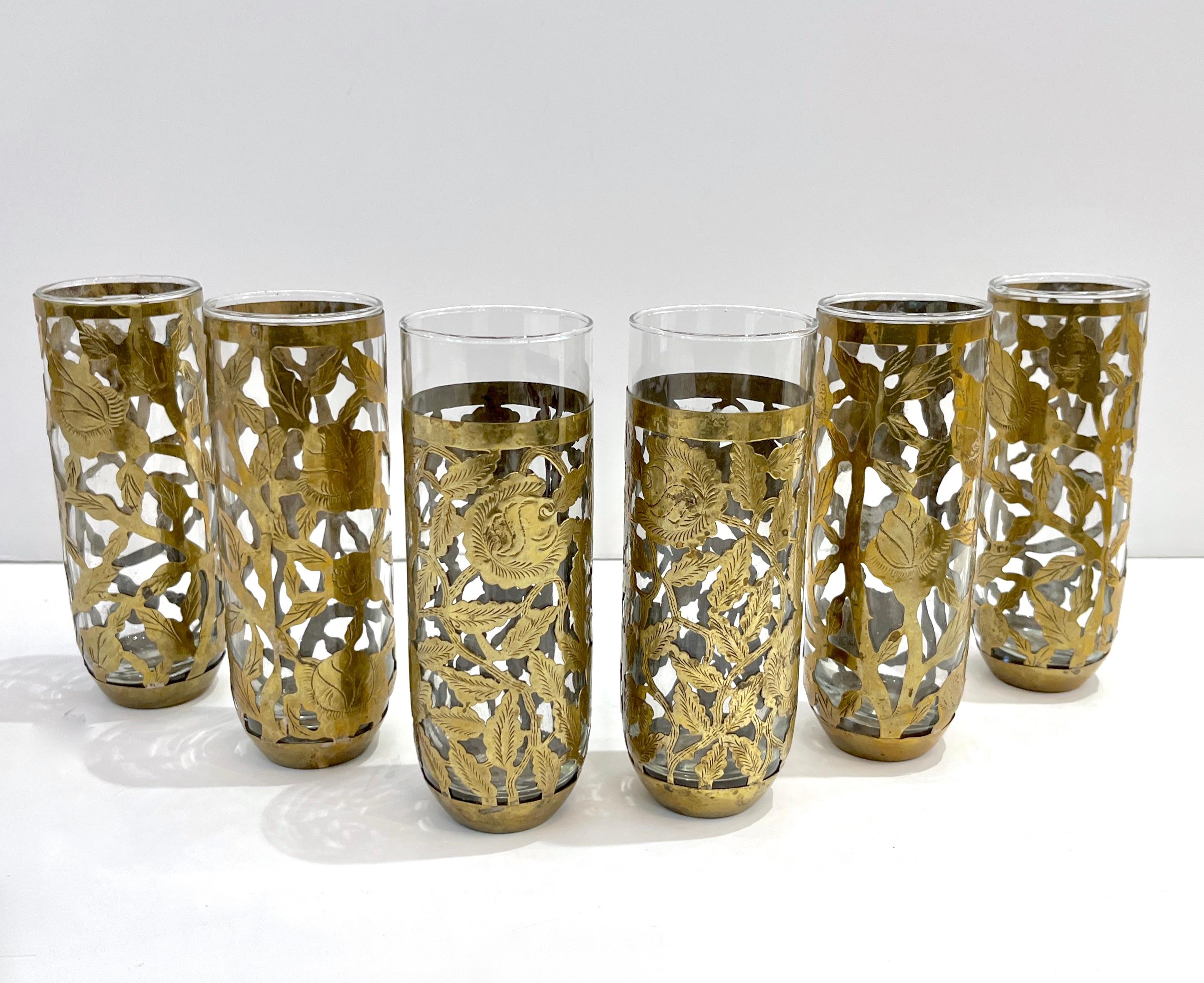 1960 Mexican Set 4 Drinking Glasses Encased in Etched Cutwork Floral Brass Decor en vente 1