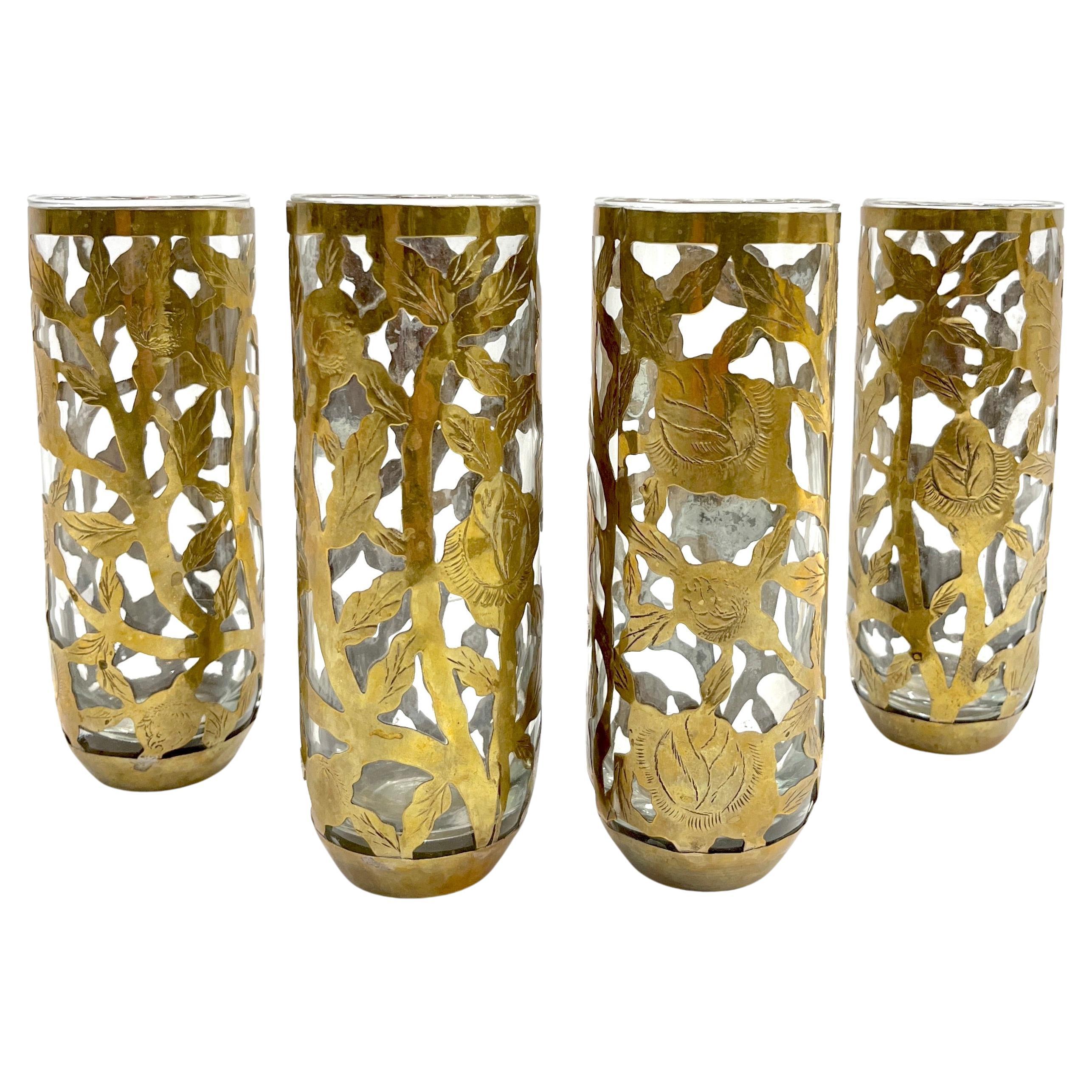 1960 Mexican Set 4 Drinking Glasses Encased in Etched Cutwork Floral Brass Decor en vente
