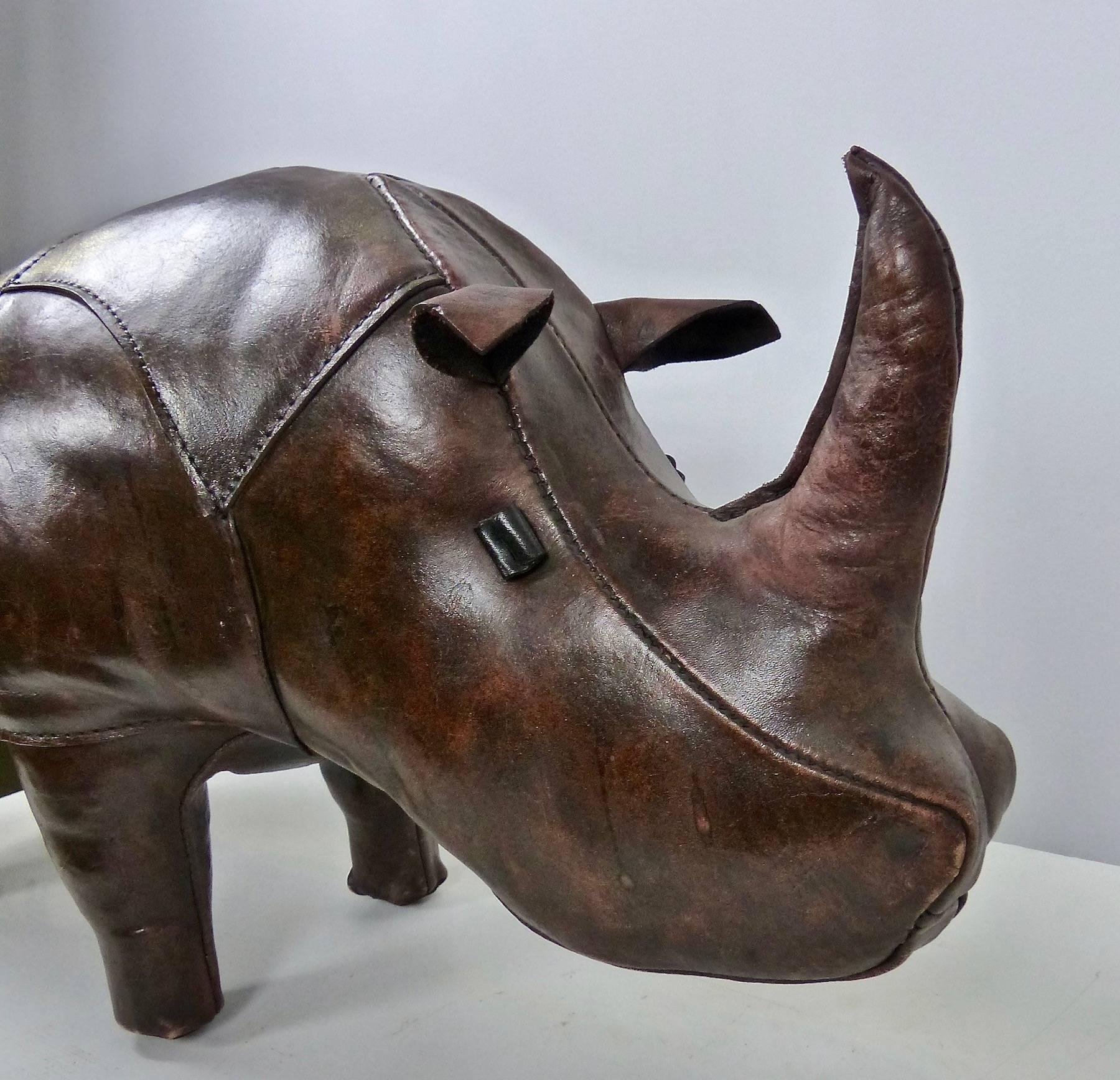 Das britische Unternehmen Omersa stellt seit 1930 handgefertigte Tierschemel aus Leder her. In den 1960er Jahren gab Abercrombie & Fitch eine Reihe von ledernen Nashörnern in Auftrag:: die als Ausstellungsstücke in ihren amerikanischen Geschäften