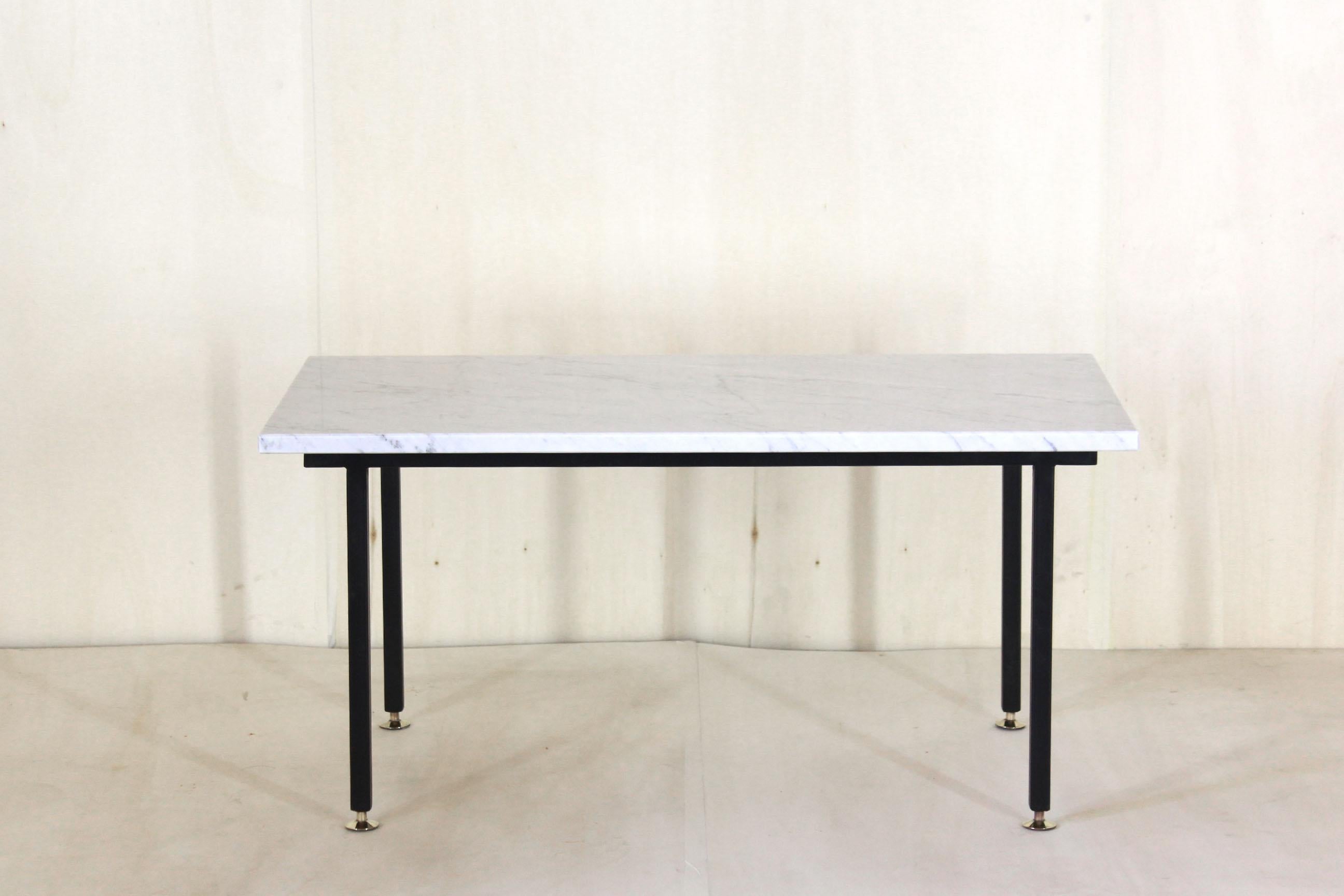 Minimal design Mid-Century Modern coffee table with refined Carrara marble top and iron structure with brass feet.
In excellent conditions as the item has been polished refined and cleaned, for what concerns the Carrara marble top, and repainted for