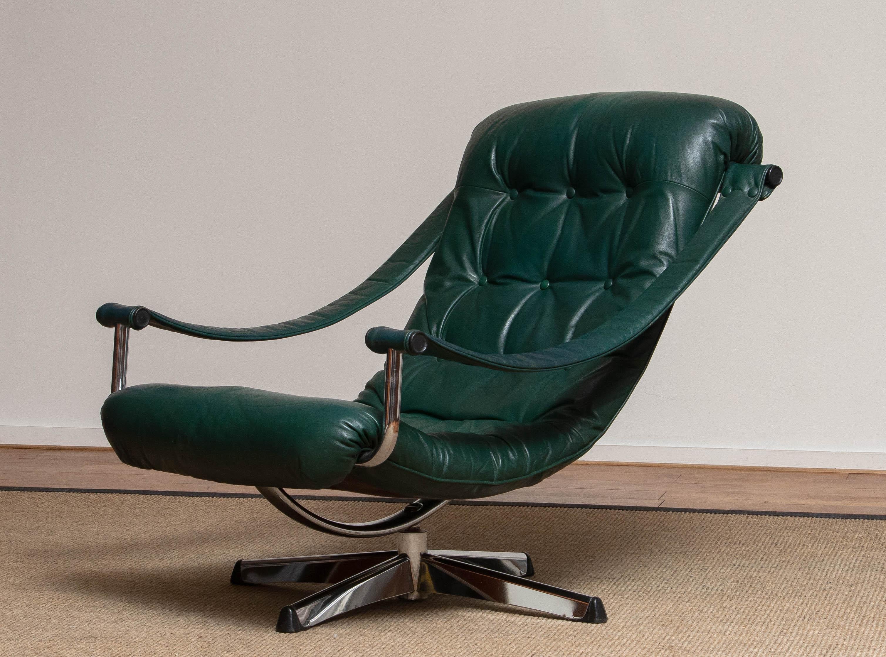 Beautiful moderen designed 'Oxford Green' leather swivel chair by Göte Mobler Nassjö in Sweden.
Tufted seat and backrest in allover good condition. 
Beside the comfort this swivel chair is an absolute eye catcher in your interior.
Please note