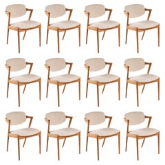1960 Bel ensemble de 12 chaises scandinaves en chêne clair