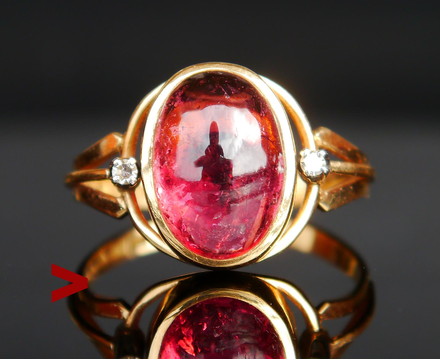 Fine vintage Ring in classic design. Band in solid 18K Gold. Bezel set natural transparent Rubellite / Red Tourmaline  cabochon cut 15 mm x 10 mm x 5.5 mm deep / ca. 7 ct, of vivid Pink color with highly reflective surface (never mind reflections on