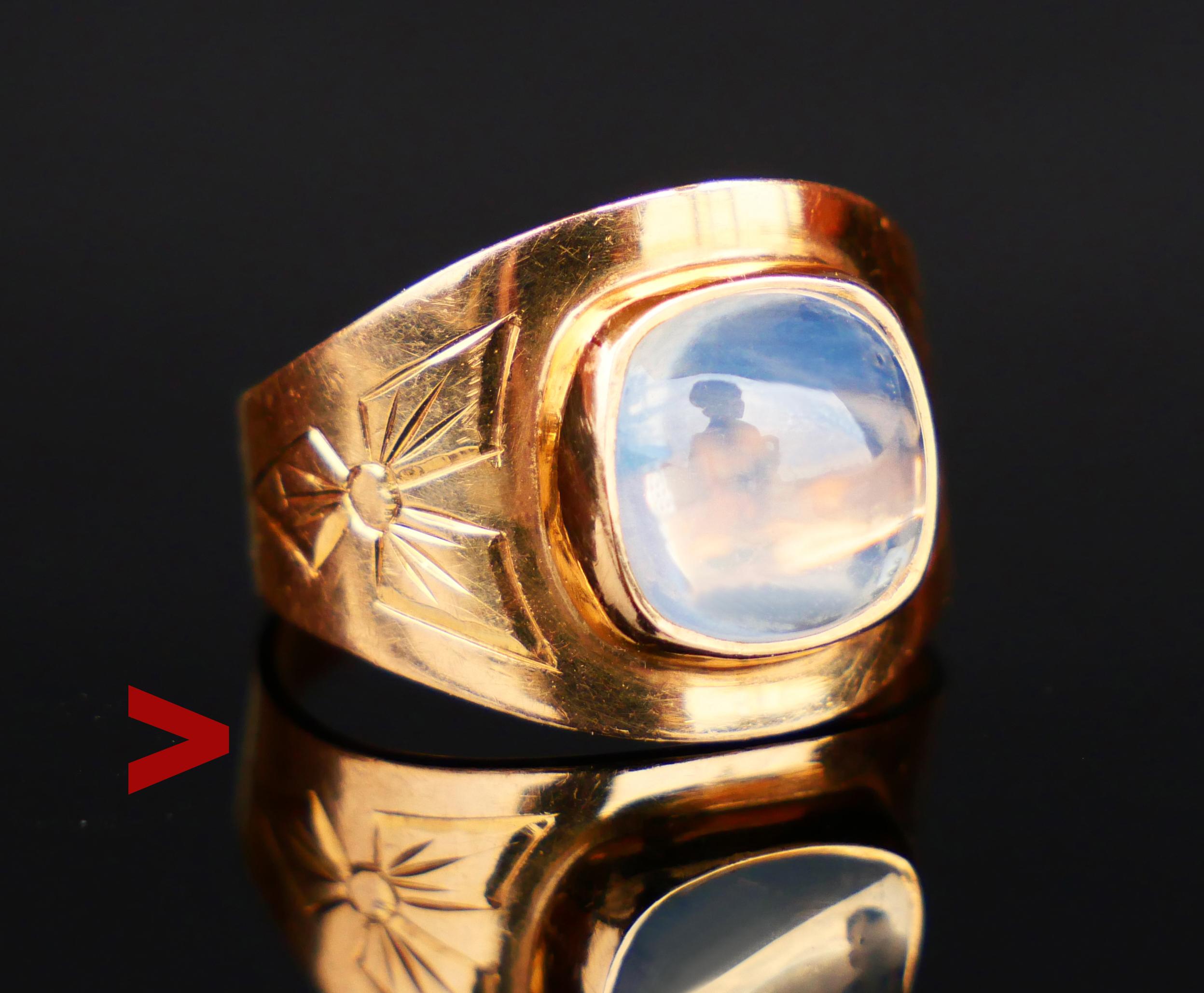Vintage Mondstein Ring. 18K Gelbgold Band mit breiten Hand - graviert Schultern und Lünette gesetzt natürlichen Mondstein Messung geschliffen Cabochon 9 mm x 9 mm x 4,7 mm tief / ca. 3,5 ct . Die Krone ist 13,7 mm breit. Das Design ist perfekt für