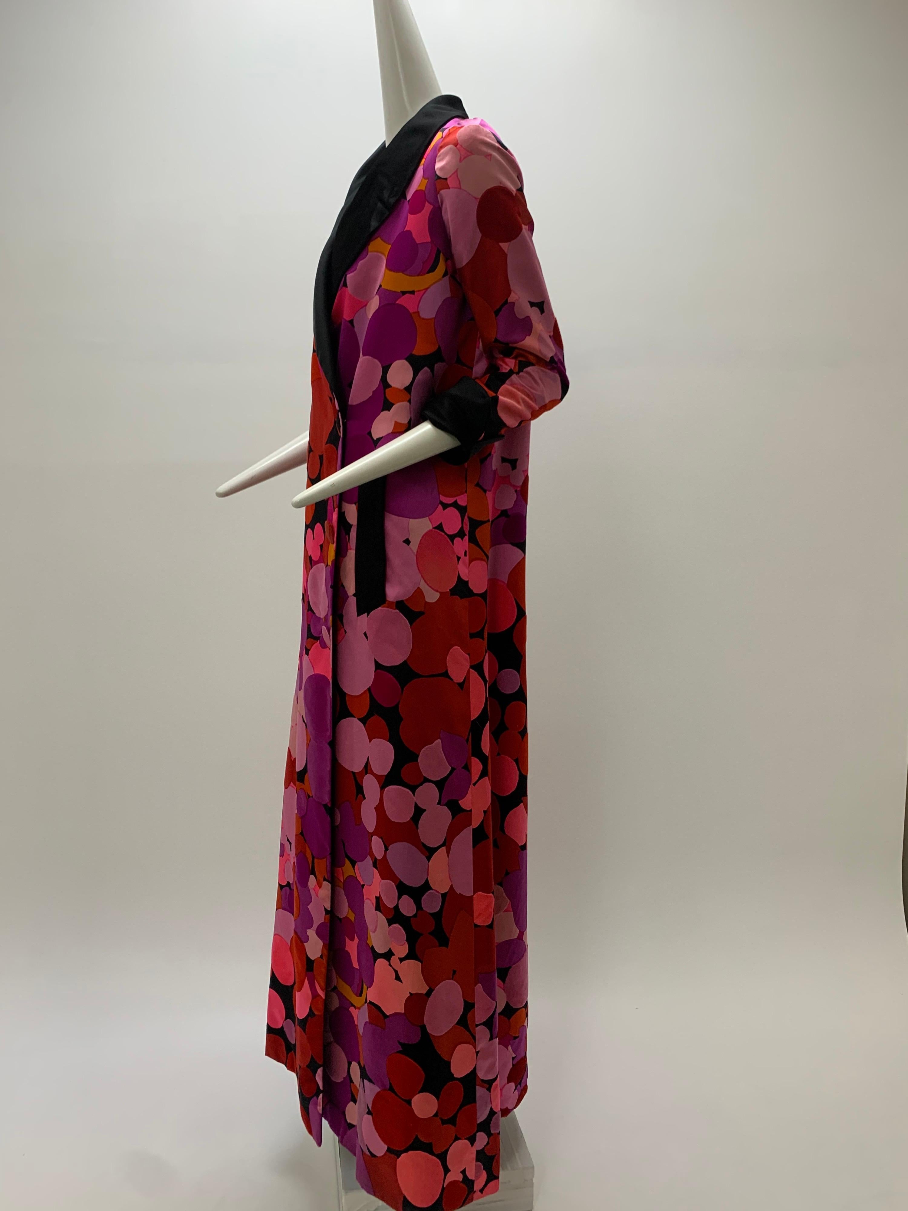 Manteau d'opéra long en satin de soie à pois abstraits Norman Norell, 1960  en vente 7