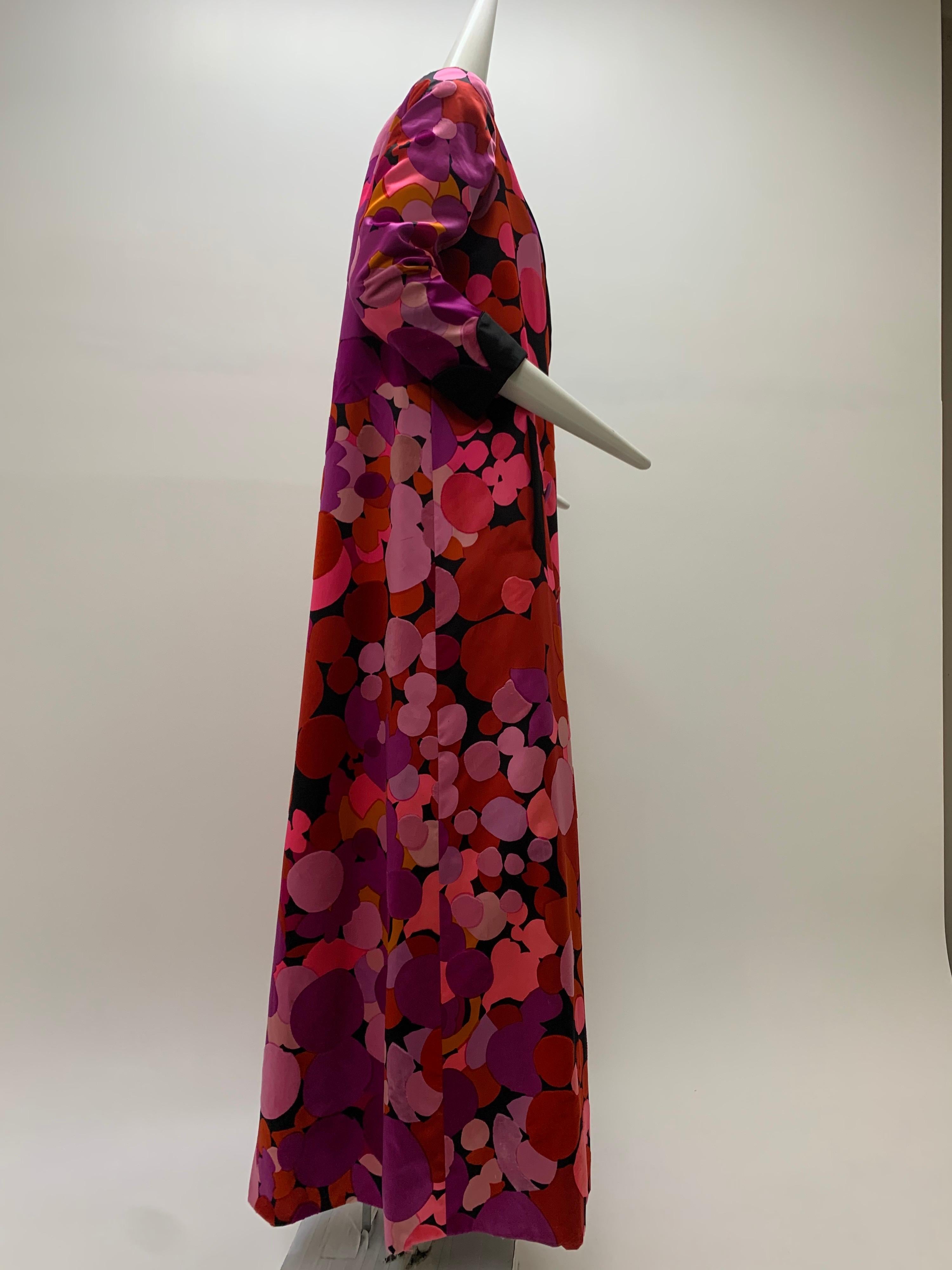 Rouge Manteau d'opéra long en satin de soie à pois abstraits Norman Norell, 1960  en vente