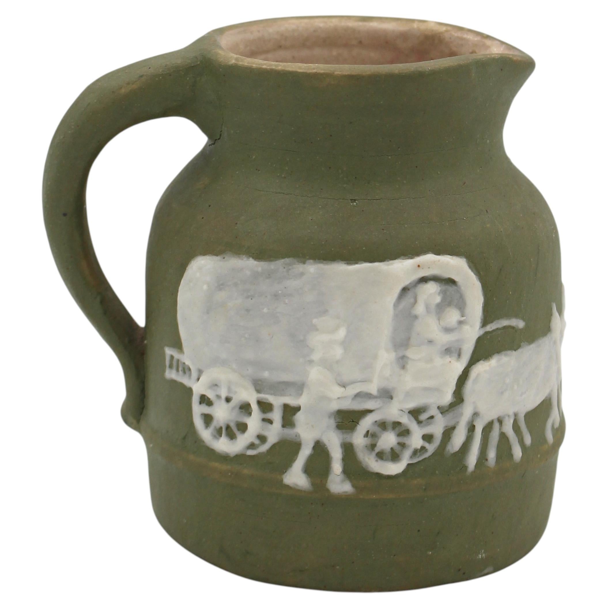 Petit pichet en poterie décoré en camée, datant de 1960, de Caroline du Nord, réalisé par Walter Stephen en vente