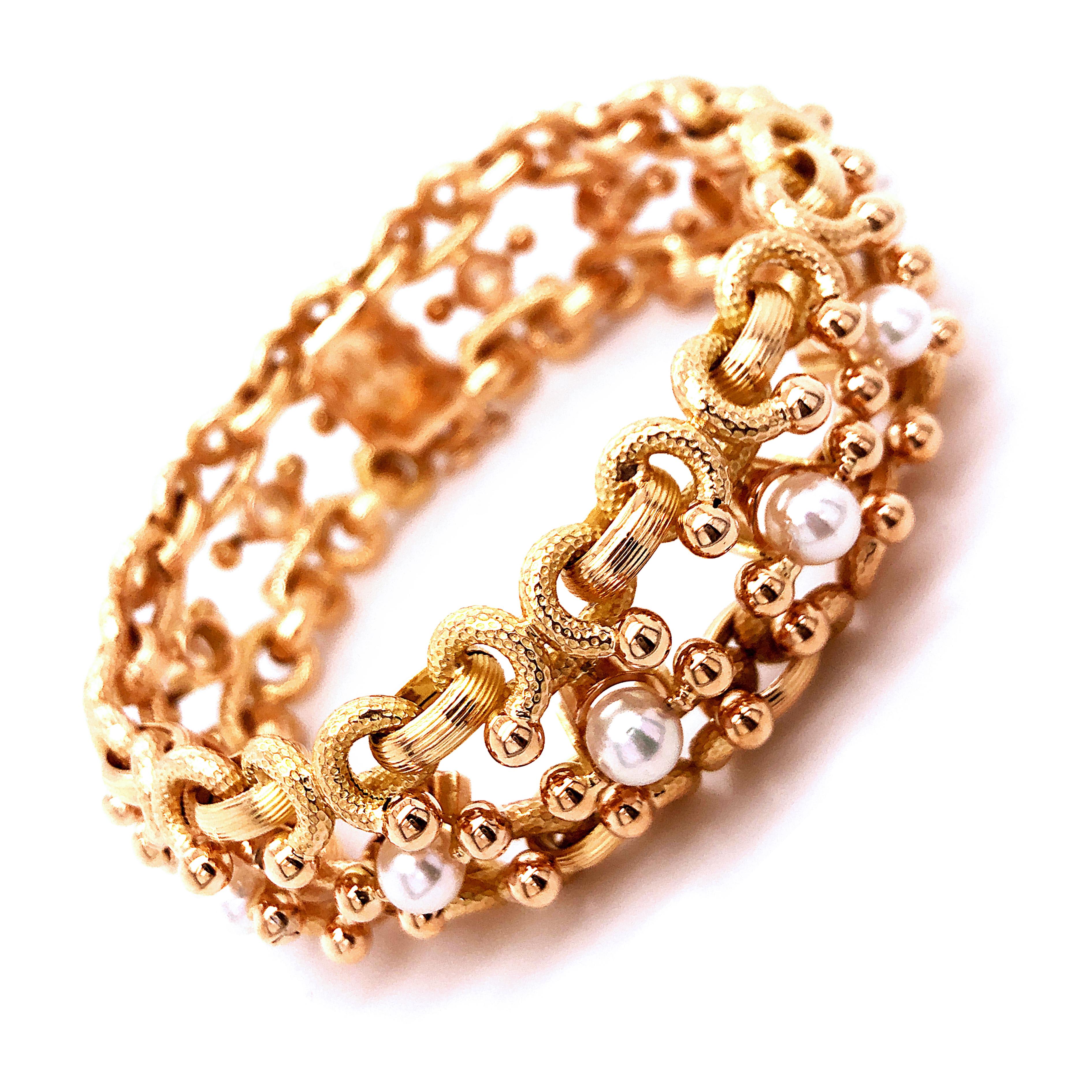 One-of-a-kind, Original 1960, absolutely Chic yet Timeless Japanese Akoya Pearl Yellow Gold Handcrafted Setting Bracelet(7.55inches, 19.2cm Lenght, 0.9inches, 23mm Height), 61.6g, 1.98Troy Ounces Weight.
This piece is a beautiful example of italian