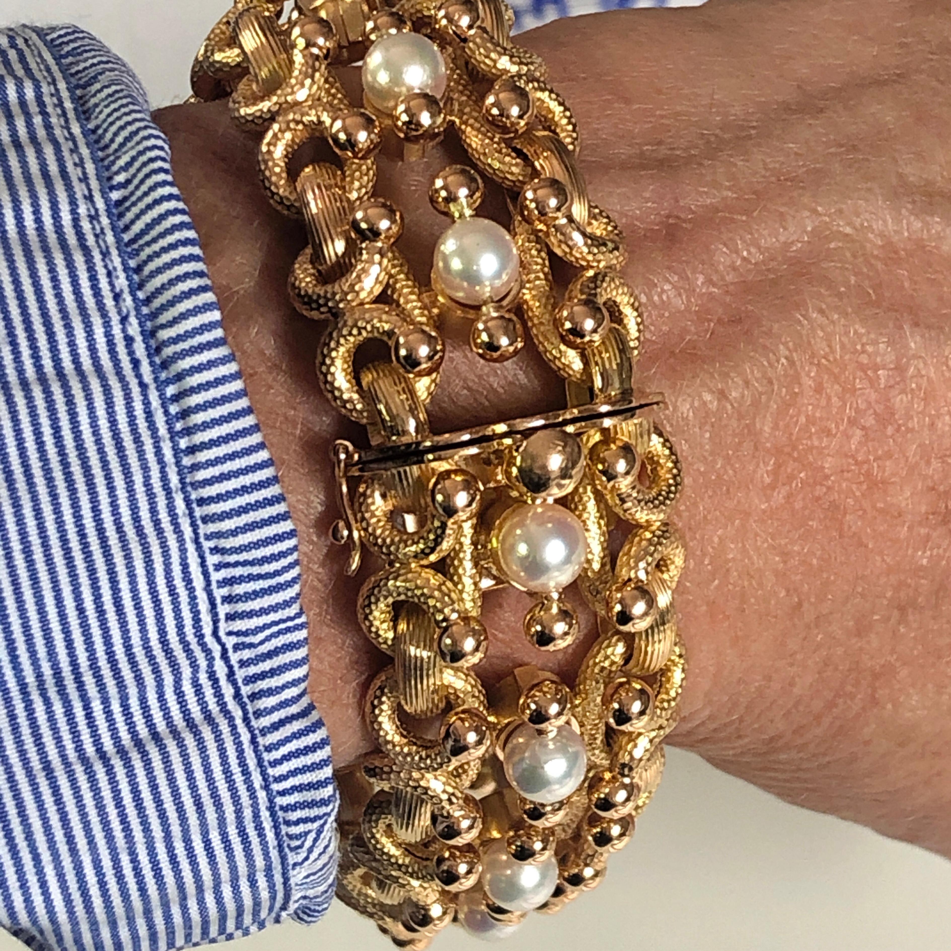 1960 One-of-a-Kind Milanese Akoya Pearl Yellow Gold Solid Handcrafted Bracelet For Sale 1