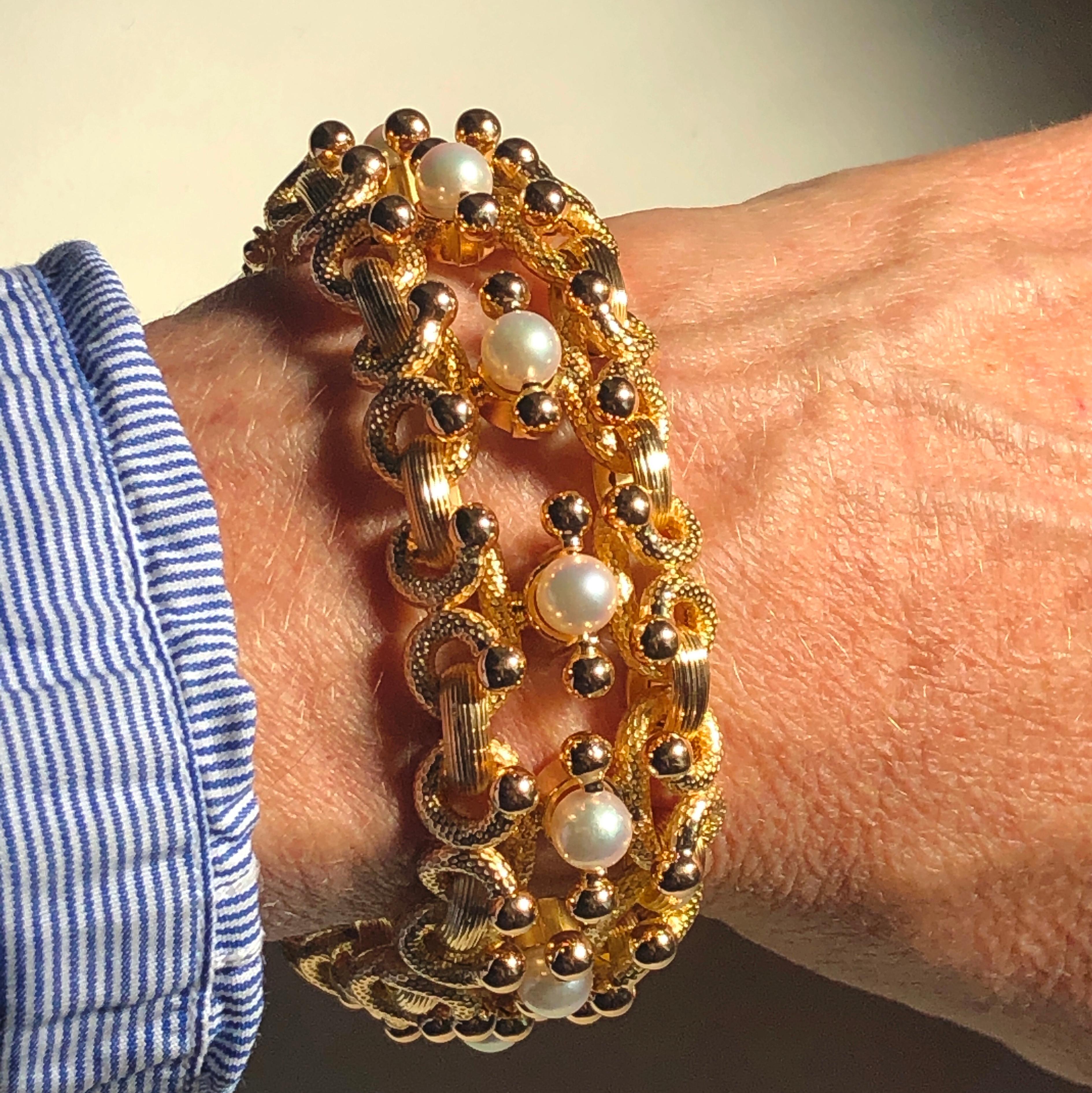 1960 One-of-a-Kind Milanese Akoya Pearl Yellow Gold Solid Handcrafted Bracelet For Sale 2