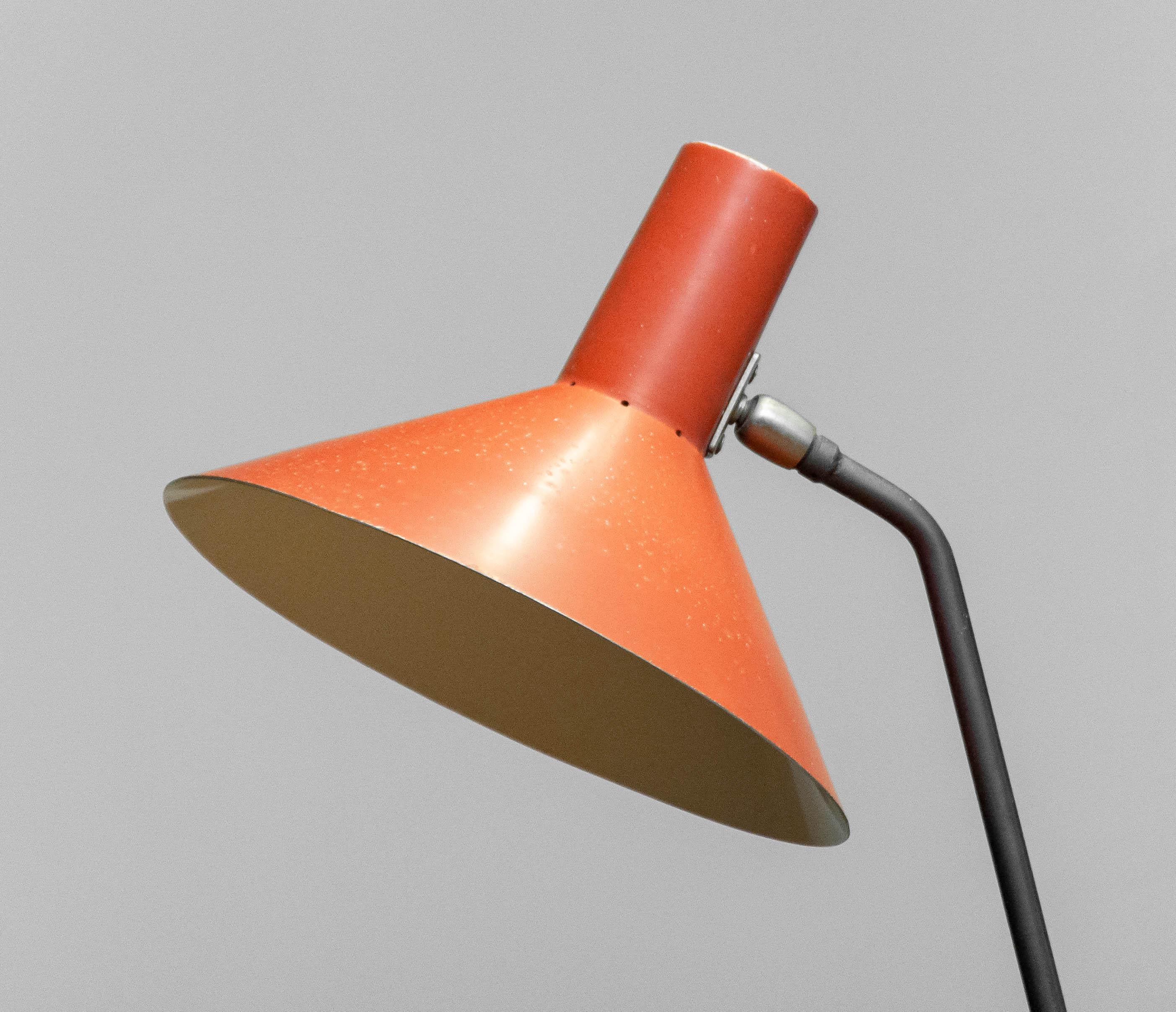 Niederländische Grashüpfer-Stehlampe von JJM Hoogervorst für Anvia, orange, 1960  (Aluminium) im Angebot