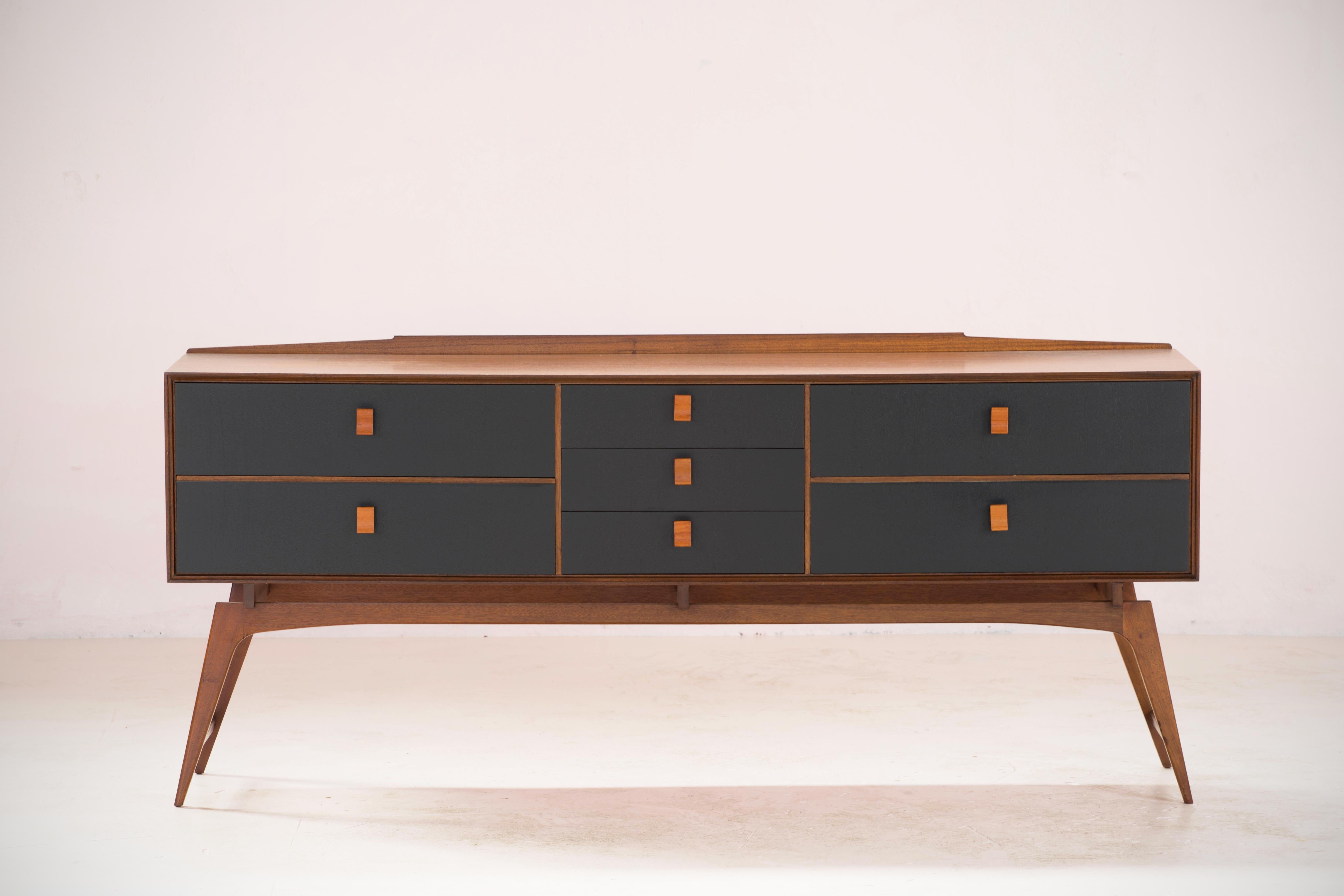 This Scandinavian sideboard dates from the 1960s, its design is remarkable by the sobriety of its lines in contrast with the work of the base. Magnificent!