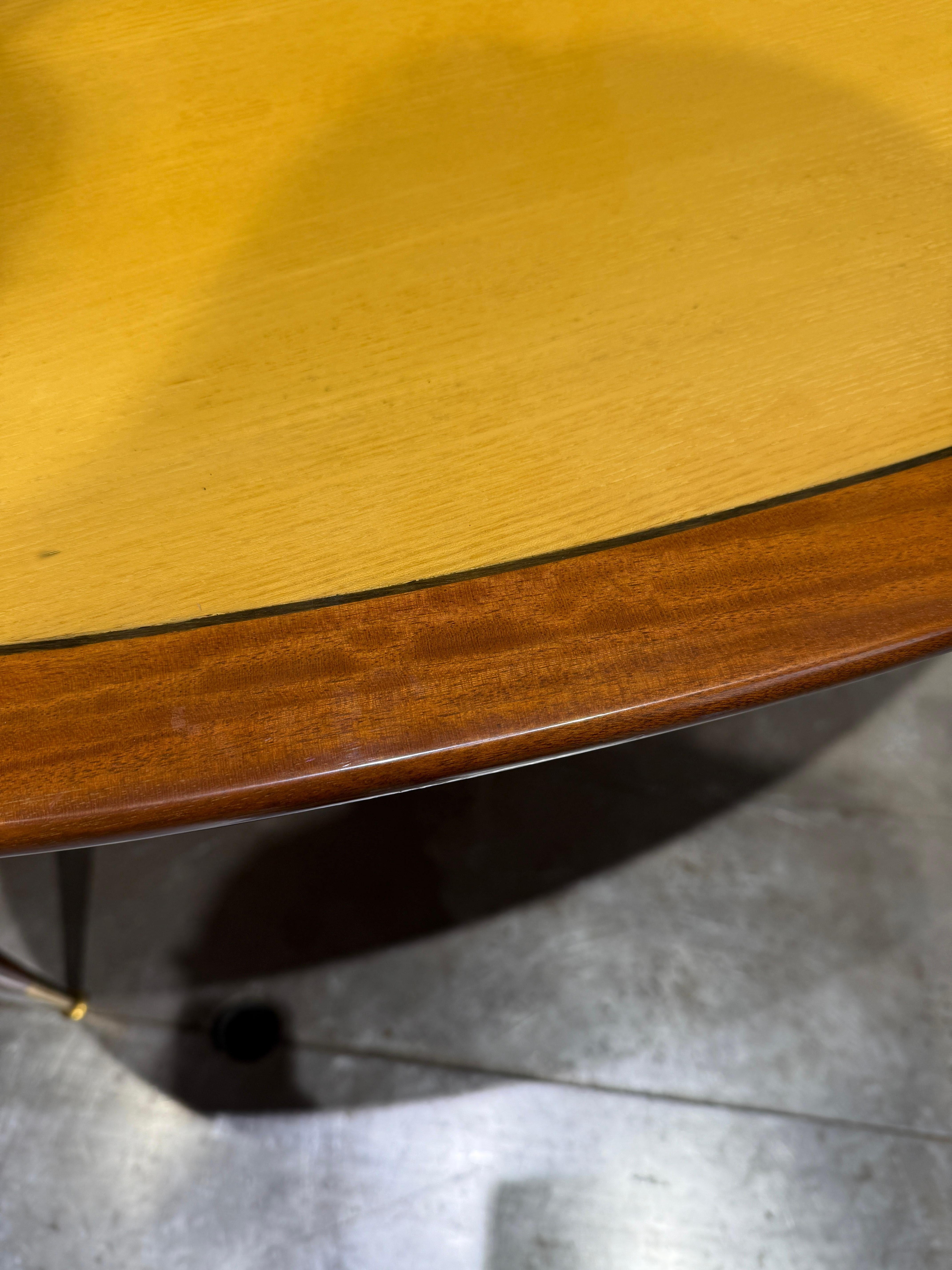 Elegantissimo tavolo ovale italiano in frassino del 1960 circa
Console centrale o tavolo da pranzo 
Dettagli in ottone 