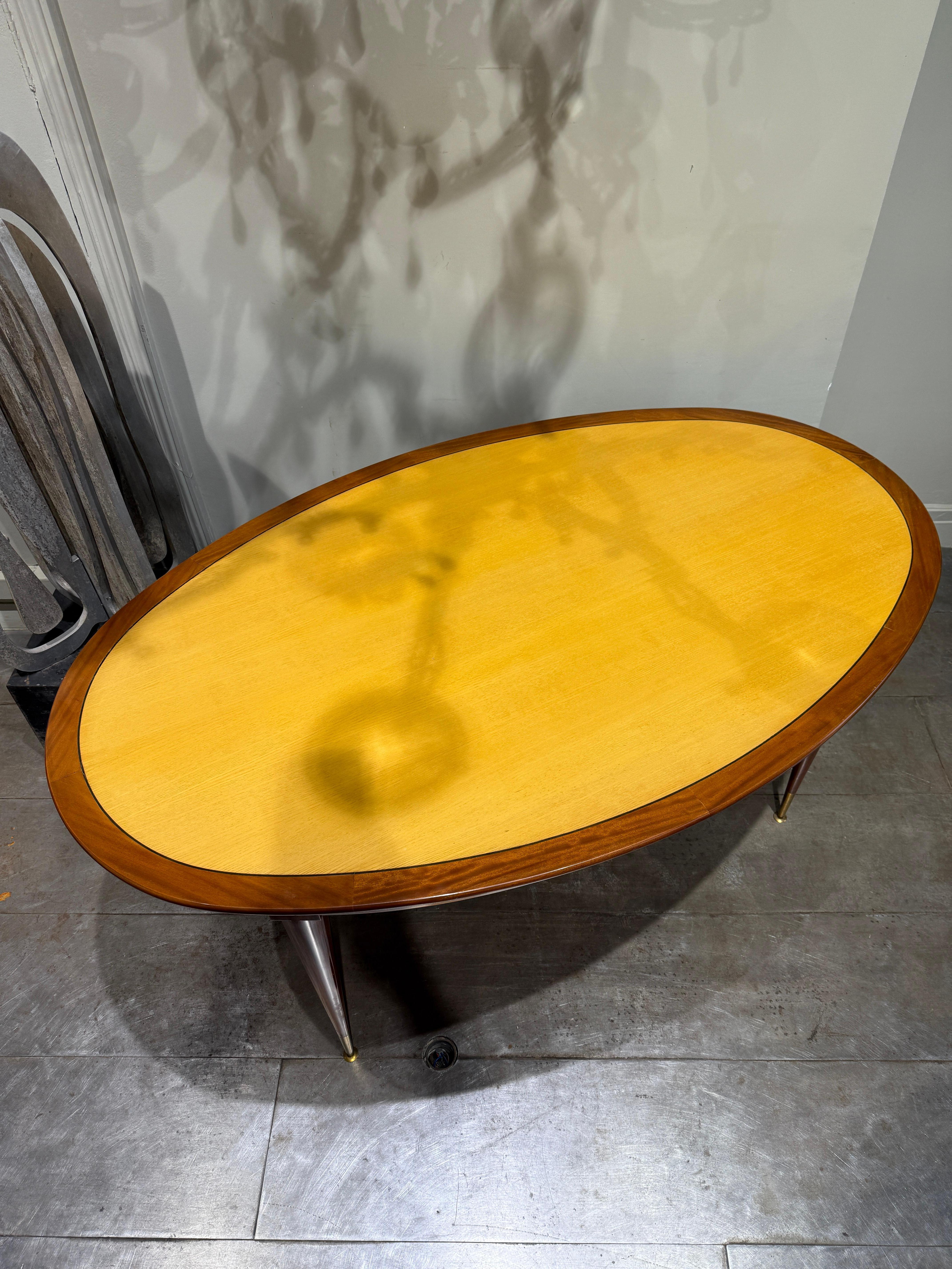 Ottone Tavolo ovale italiano del 1960 in vendita