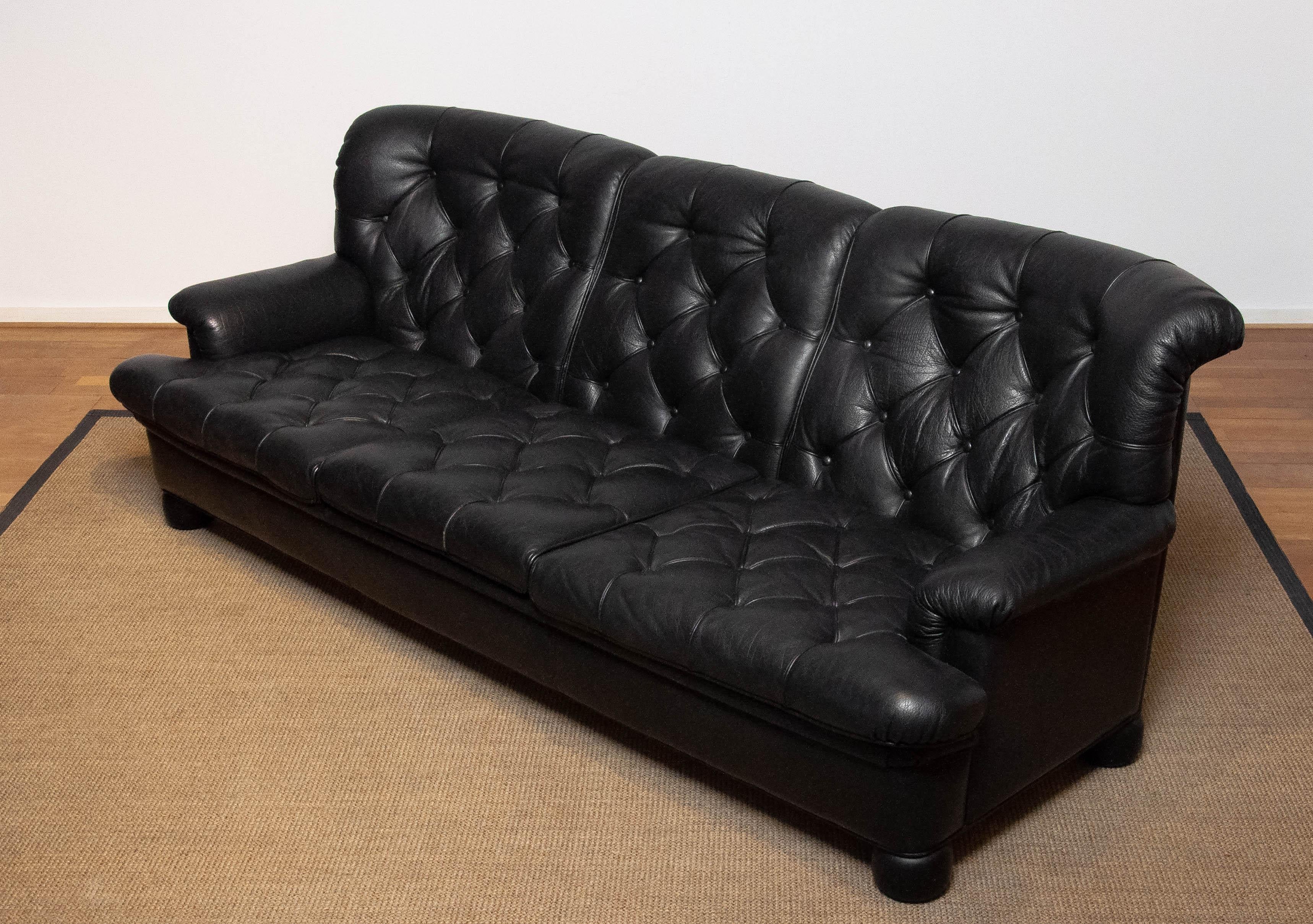 Chesterfield 1960 Canapé en cuir noir rembourré modèle 