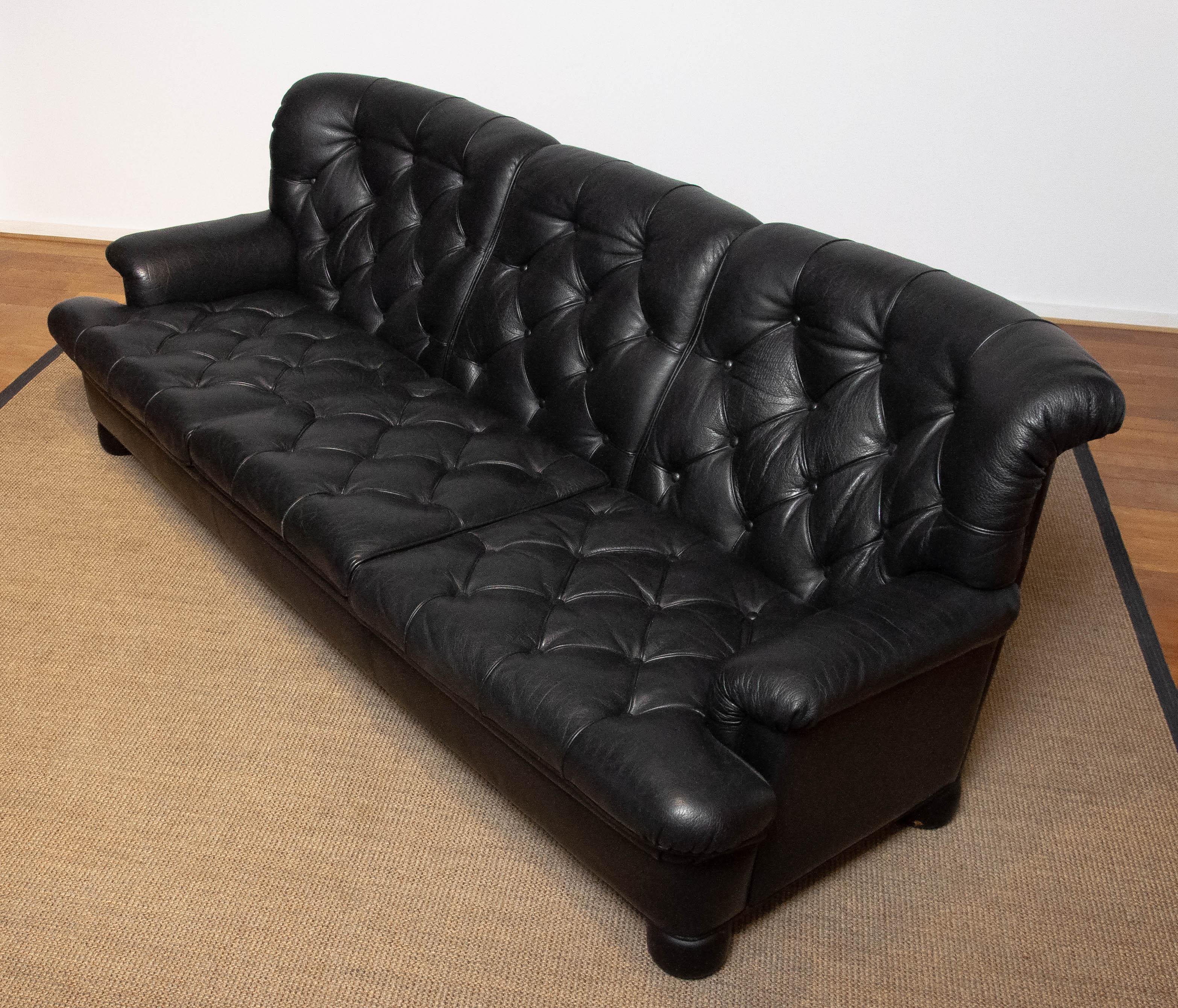 Suédois 1960 Canapé en cuir noir rembourré modèle 