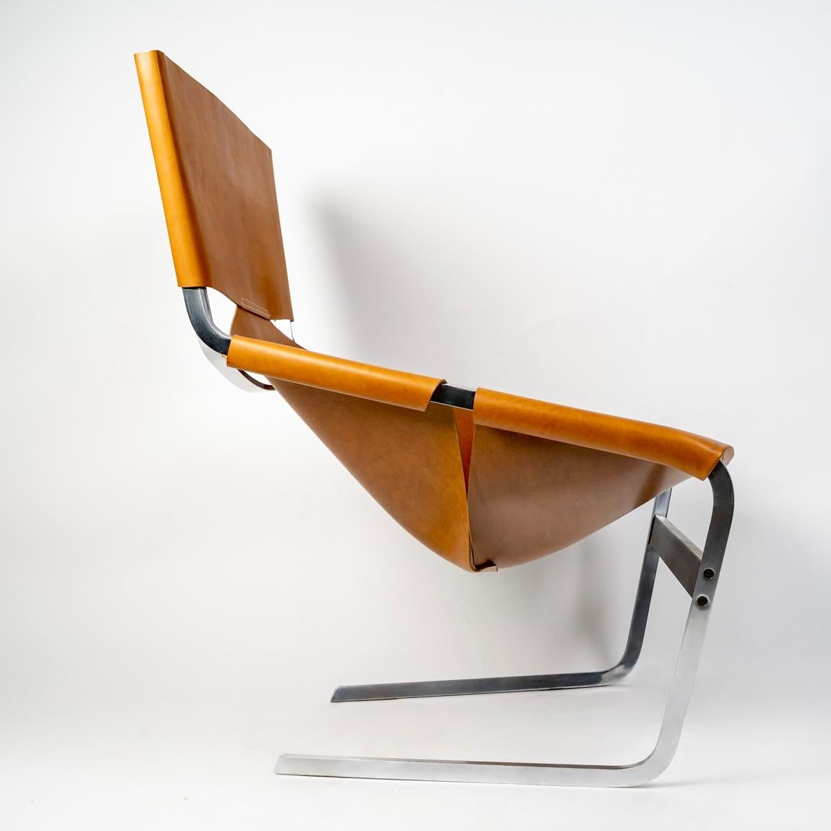 Paire originale de chaises longues modèle F444 conçues par Pierre Paulin et fabriquées par Artifort en 1963.
Les fauteuils présentent une solide armature en acier recouverte d'un magnifique cuir couleur cognac (la housse a été refaite à