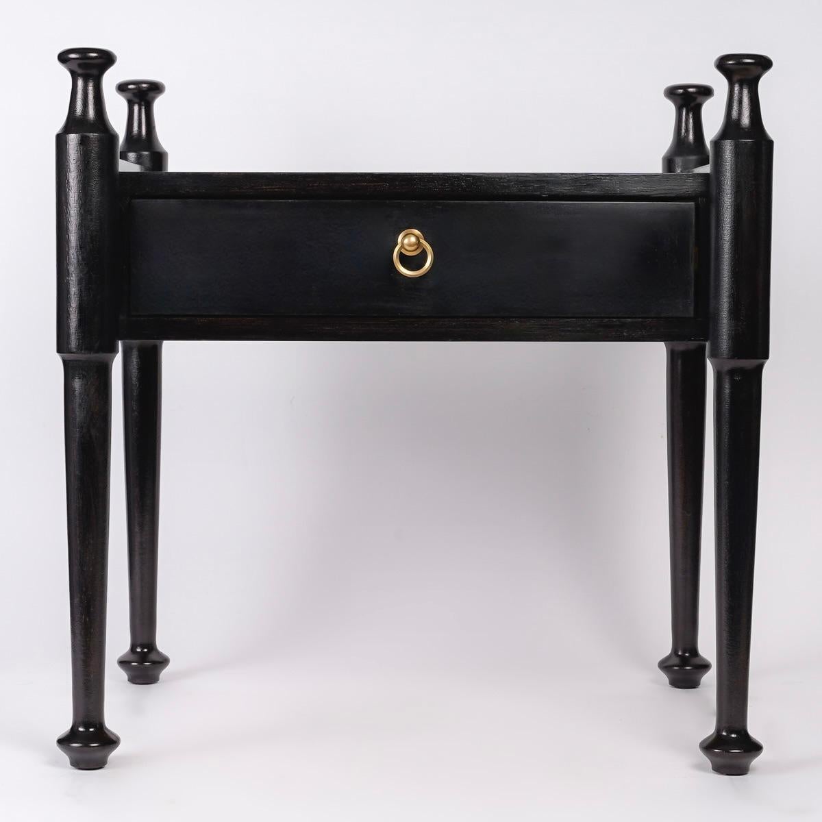 1960 Pair of elegant bedside tables by Proserpio Fratelli
Comprising a rectangular case in blackened teak with a drawer and a small gilded bronze handle, these tables are framed and rest on 4 tapered legs placed at the four corners of the bedside