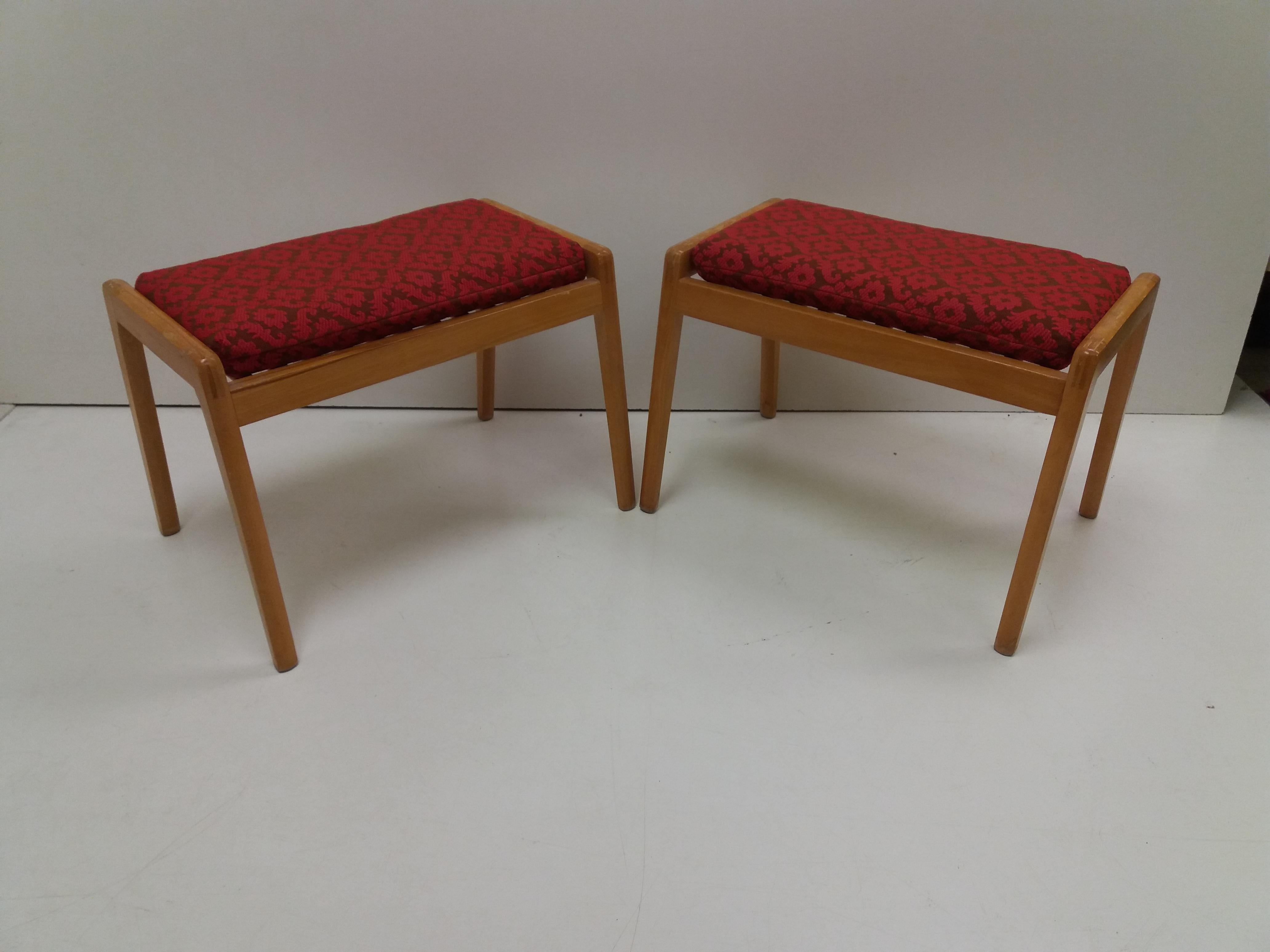 - 2 pieces of beech stools with upholstered filling
- Style Expo 58 Brussels
- Good original condition.