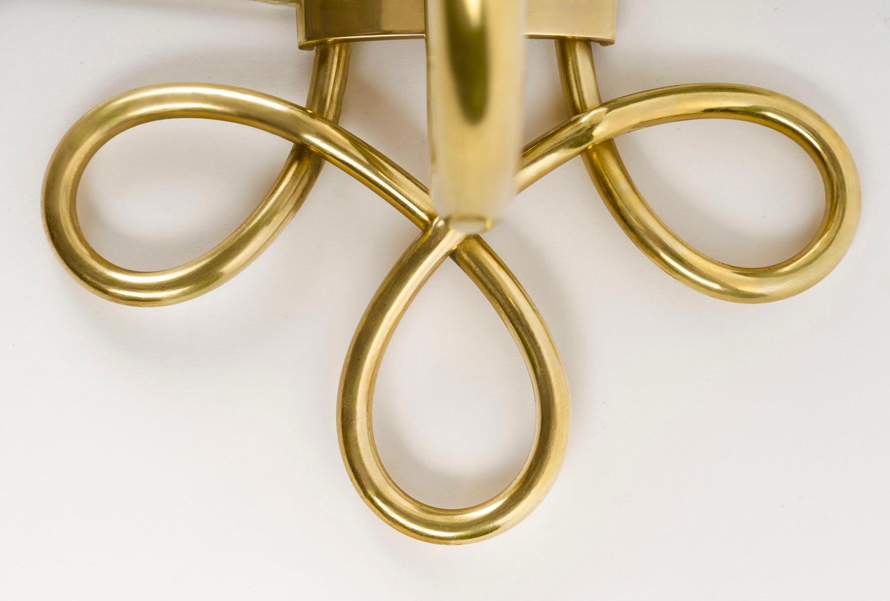 French 1960 Pair of “Boucle” wall lights in gilded brass Maison Honoré For Sale