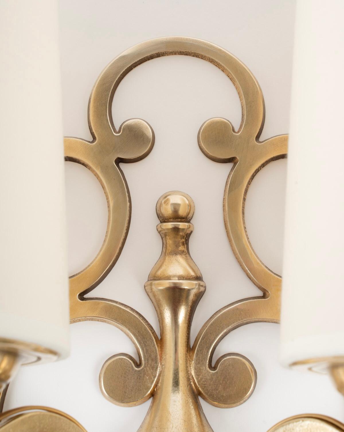 Français 1960 Paire d'appliques en bronze Maison Roche en vente