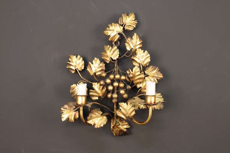 Pair of vine sconces by FlorArt from the 1960's
Composed of a large decoration of vine leaves surrounding a beautiful bunch of grapes.
Two ascending arms of light placed on either side of the sconce are dressed with luminous candles highlighted at