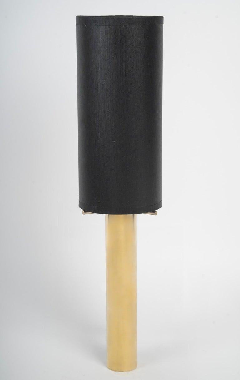 1960 Pareja de apliques de latón dorado Gaetano Sciolari

Compuesto por un soporte de pared rectangular negro que sostiene el brazo cilíndrico de luz de latón dorado colocado en la parte inferior del aplique y vestido con una pantalla que hace juego