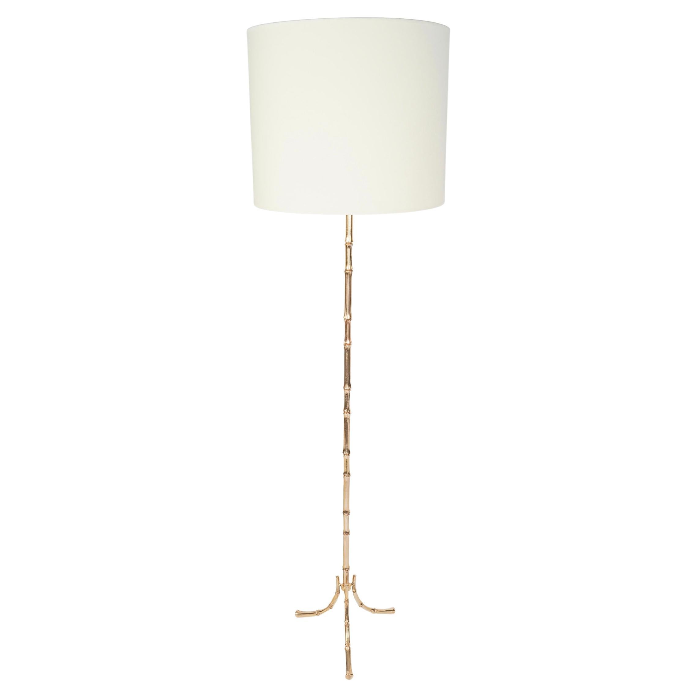 Pair of ormolu floor lamps Maison Baguès

Composed of a central stem resting on a tripod composed of 3 feet, all in gilded bronze, bamboo model.
The upper part of the base is covered with a cylindrical shade in off-white cotton.

1 light per