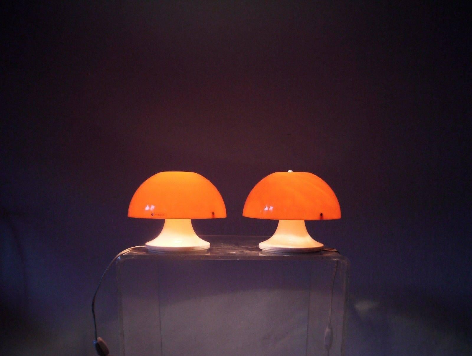 Milieu du XXe siècle Paire de lampes de Fromluigi Massoni, édition Guzzini, 1960
