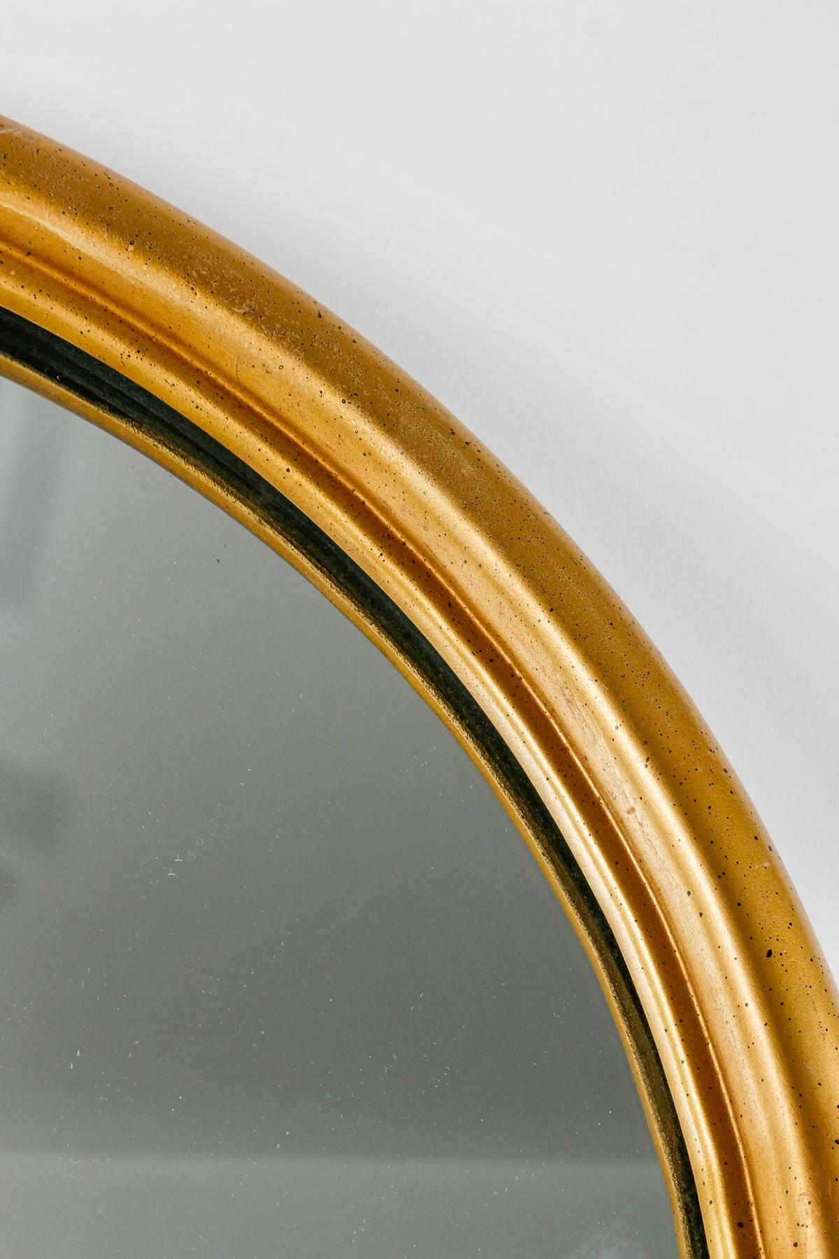 Milieu du XXe siècle 1960 Paire de miroirs en bois mouluré et doré inspirés d'une ogive romane. en vente