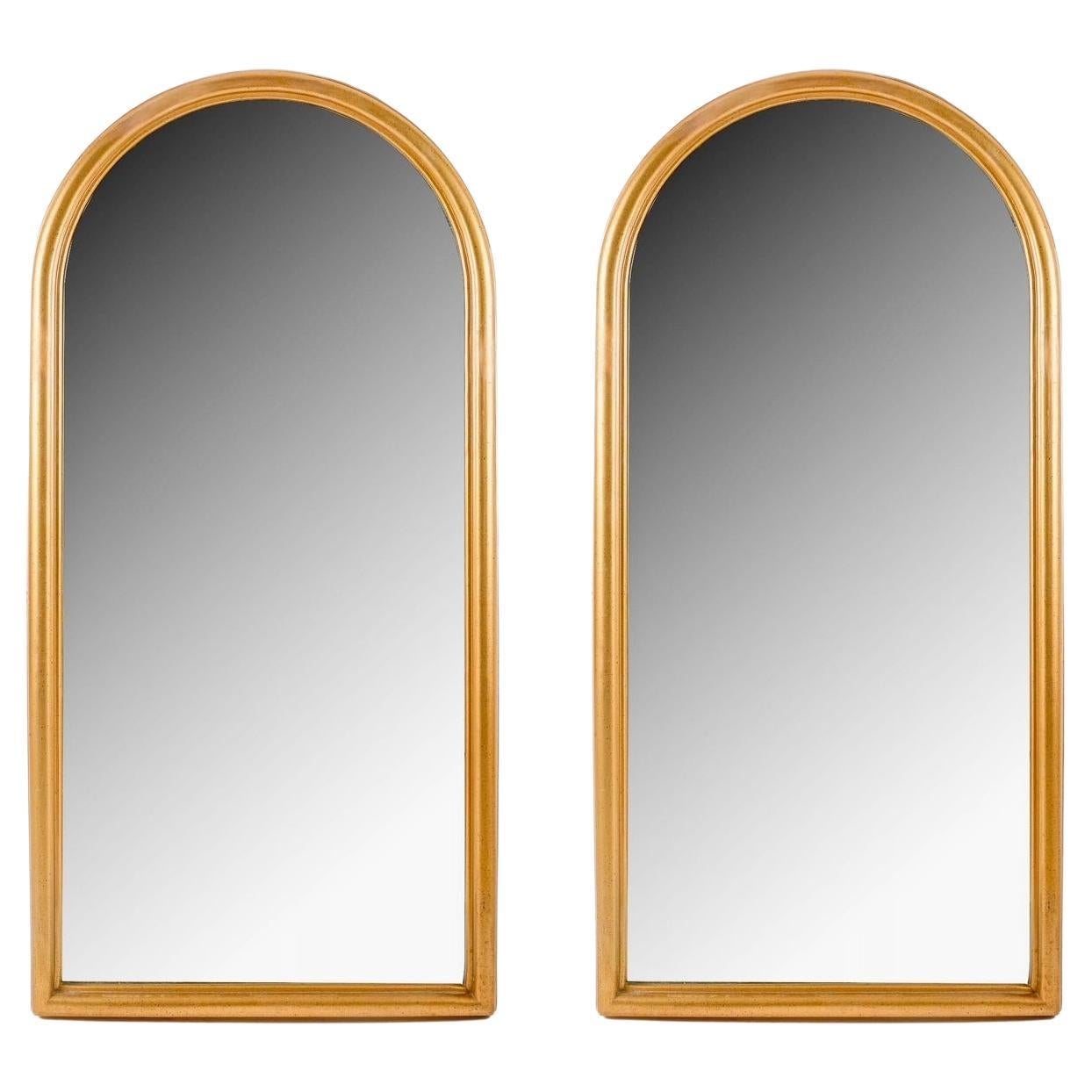 1960 Paire de miroirs en bois mouluré et doré inspirés d'une ogive romane. en vente