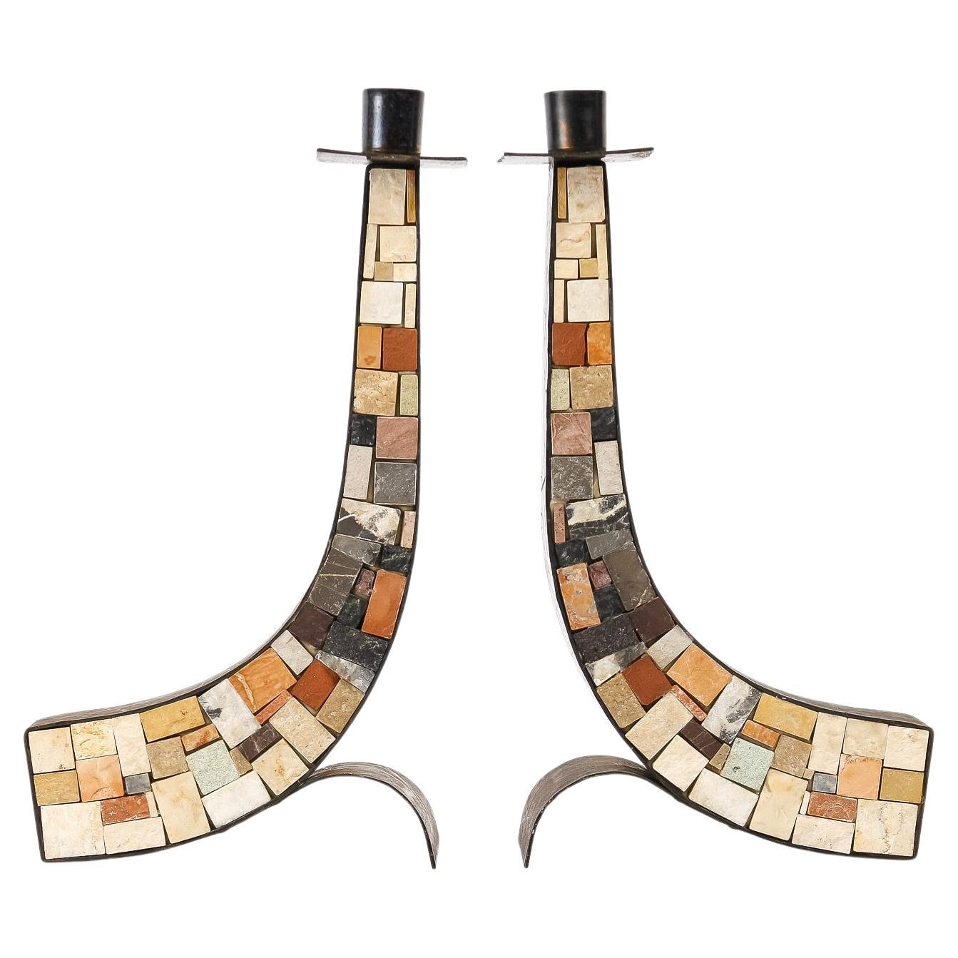 Originales Paar Mosaik-Kerzenhalter, bestehend aus verschiedenfarbigen Steinen, die eine ansteigende Kurve bilden, eingefasst in zwei gehämmerte Kupferplatten, die auf beiden Außenseiten positioniert sind und durch einen Fuß, der eine abgerundete