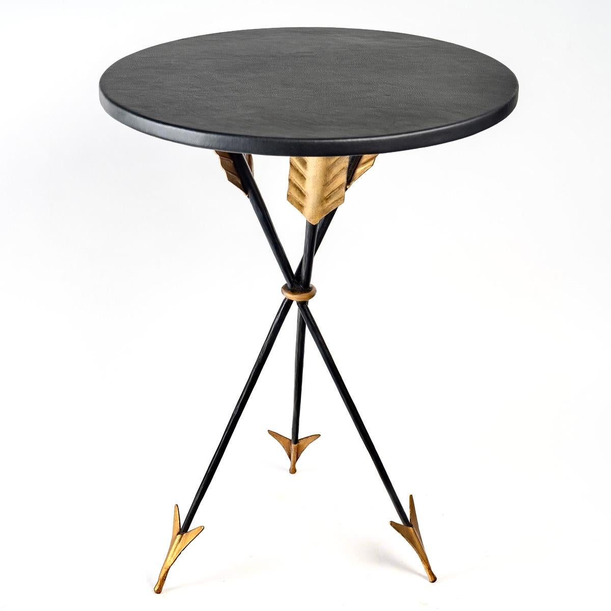 Pair of elegant pedestal tables of neo-classical style.

Composed of 3 legs crossing in the center forming a tripod in black wrought iron maintained by a golden ring and decorated at the top and at the base of the 3 legs with golden arrows in