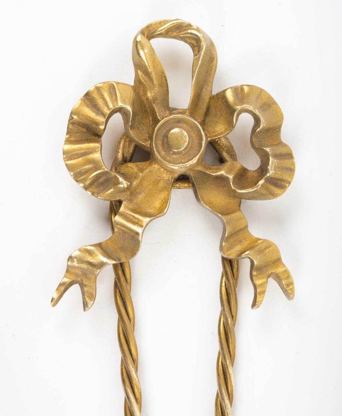 Paar neoklassizistische Wandleuchten aus vergoldeter Bronze von Lucien Gau, 1960 im Zustand „Gut“ im Angebot in Saint-Ouen, FR