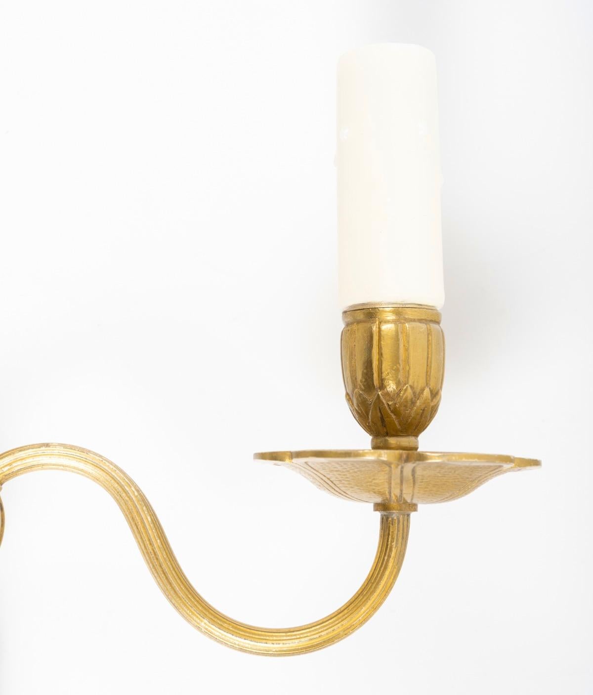 Paar neoklassizistische Wandleuchten aus vergoldeter Bronze von Lucien Gau, 1960 (Mitte des 20. Jahrhunderts) im Angebot