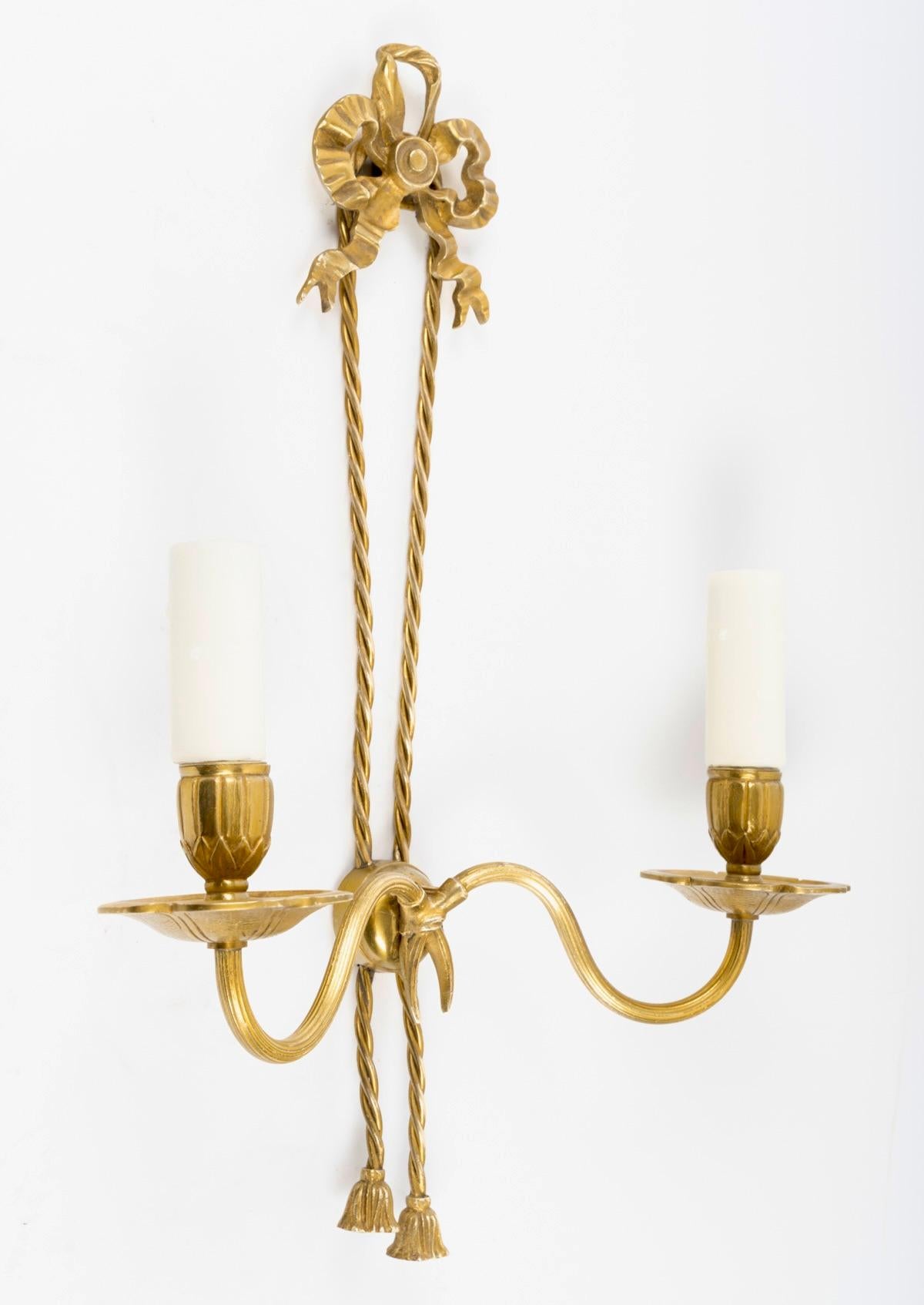 Paar neoklassizistische Wandleuchten aus vergoldeter Bronze von Lucien Gau, 1960 (Messing) im Angebot