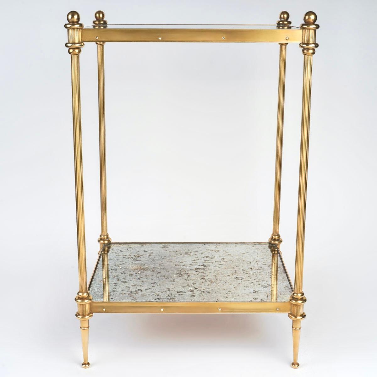 Each pedestal table is composed of 4 round, fluted ormolu rods, placed vertically at the four corners of the tables.
At the bottom, 4 tapered legs rest on small gilded-bronze 