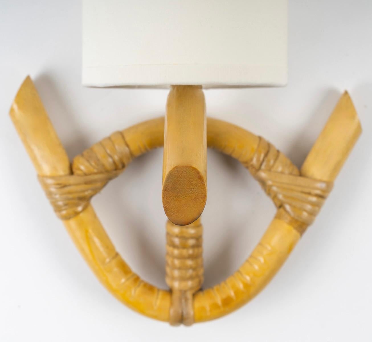 Francese 1960  Coppia di appliques in rattan di Louis Sognot in vendita