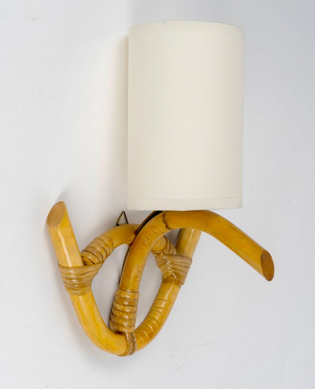 Metà XX secolo 1960  Coppia di appliques in rattan di Louis Sognot in vendita