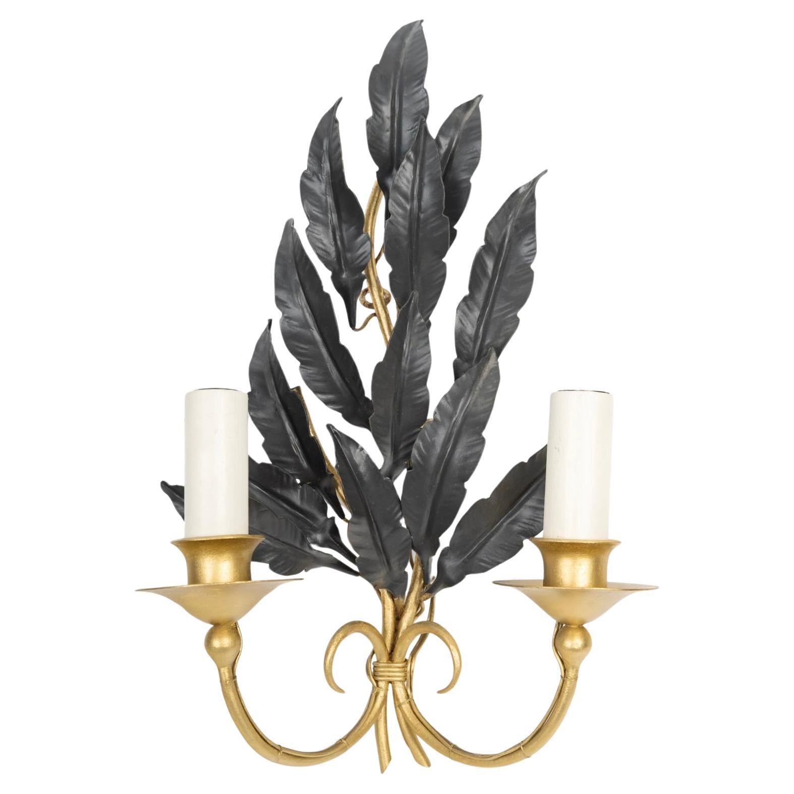 Composed of a gilded metal base with branches covered with oak leaves in blackened metal.
On the lower part, two small arms of light are distributed on either side of the sconce and covered with two cream-colored luminous candles, highlighted by