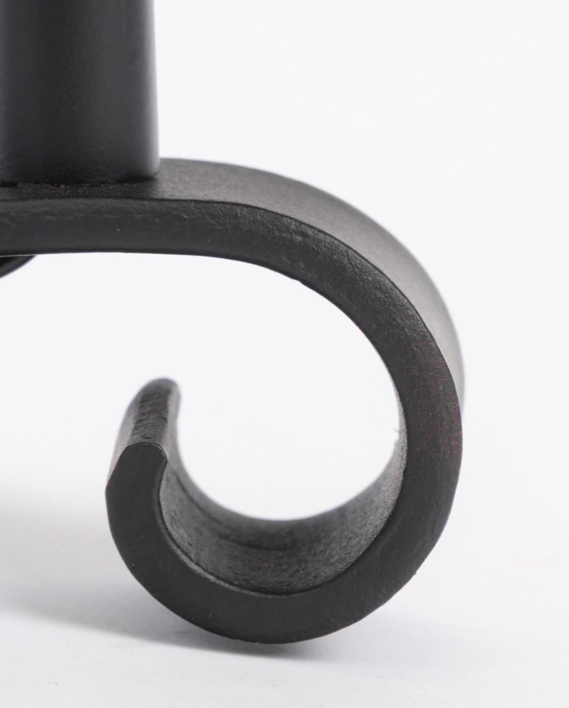 Français 1960 Paire d'appliques murales en fer forgé Maison Bataillard en vente