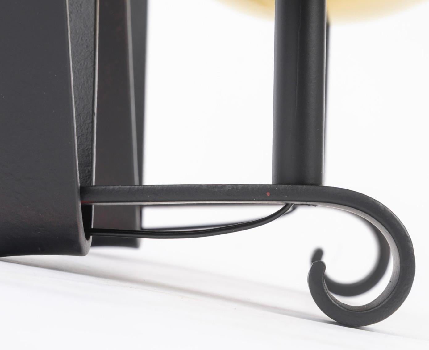 1960 Paire d'appliques murales en fer forgé Maison Bataillard en vente 1