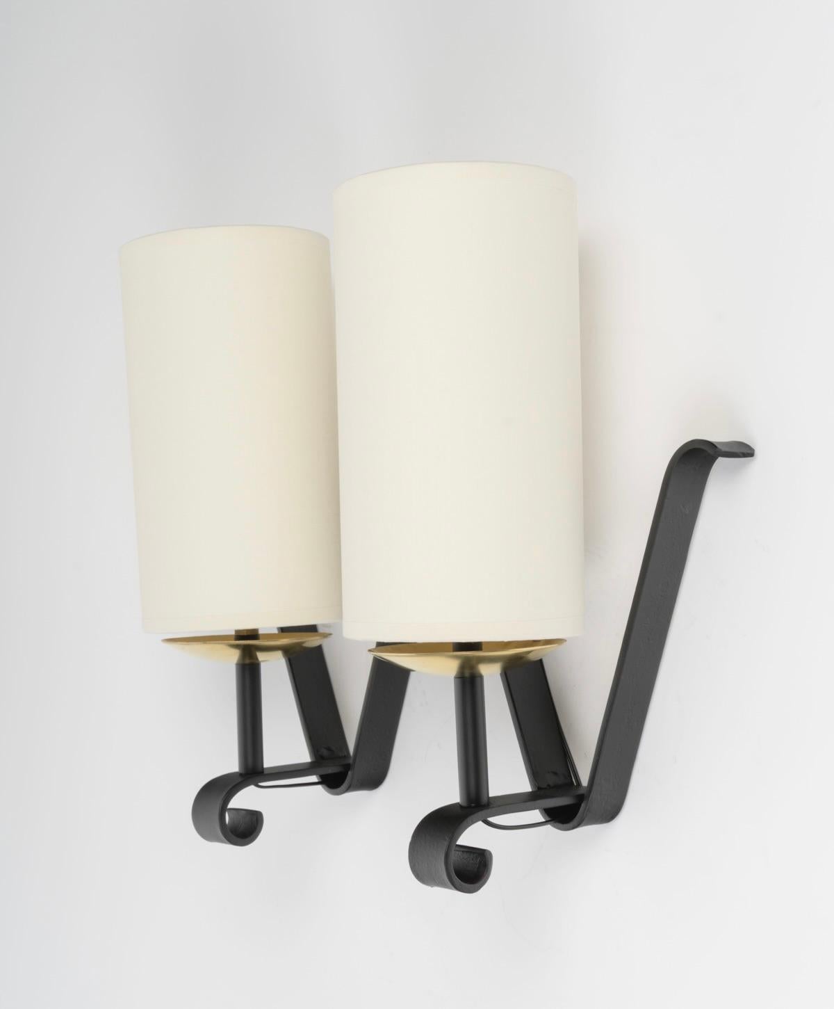 1960 Paire d'appliques murales en fer forgé Maison Bataillard en vente 3